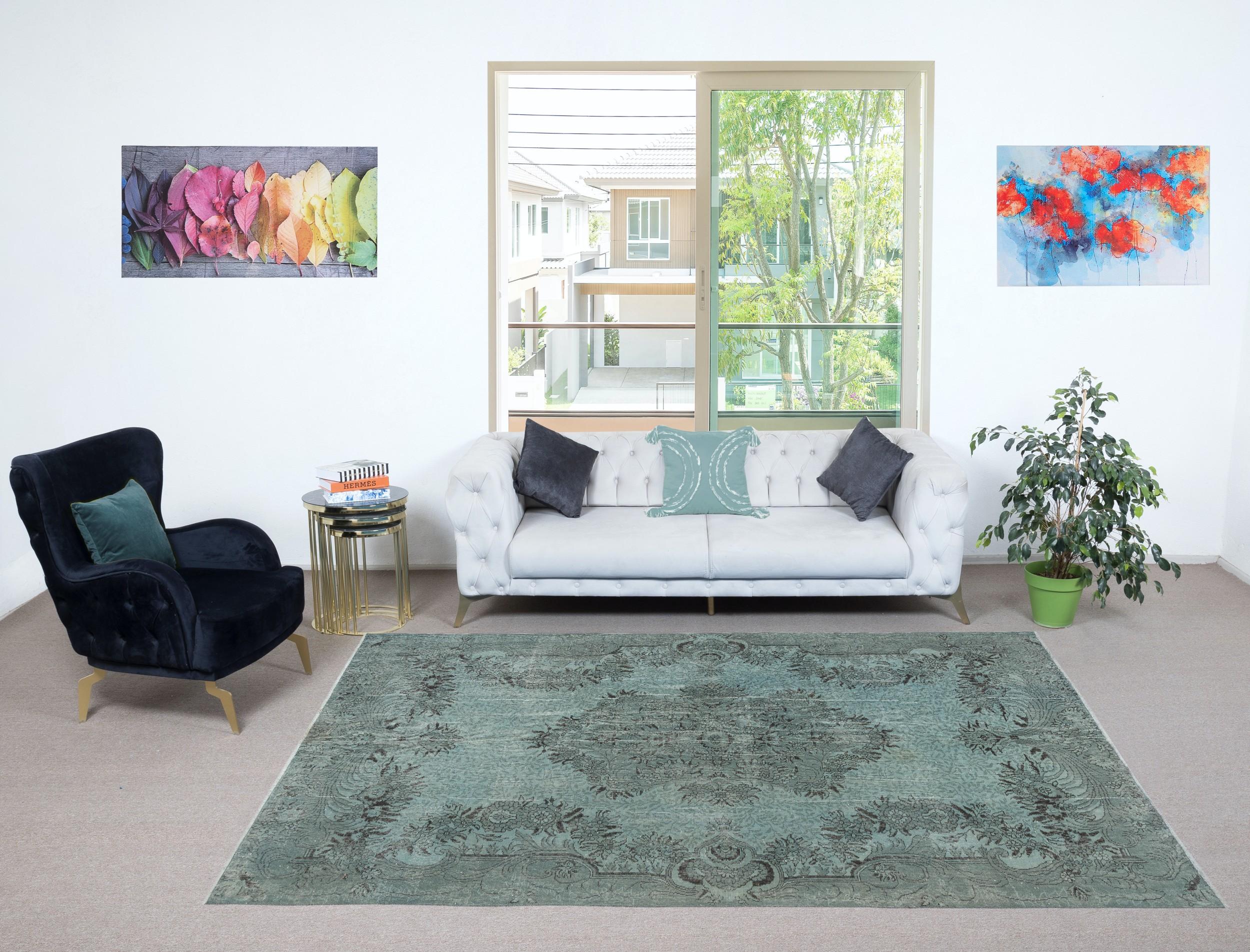 Nuestras alfombras sobreteñidas son todas piezas vintage anudadas a mano que se recrean en nuestro taller para atender a una gama más amplia de opciones de interiorismo, desde moderno a costero, desde industrial a rústico/cottage. Estas alfombras de