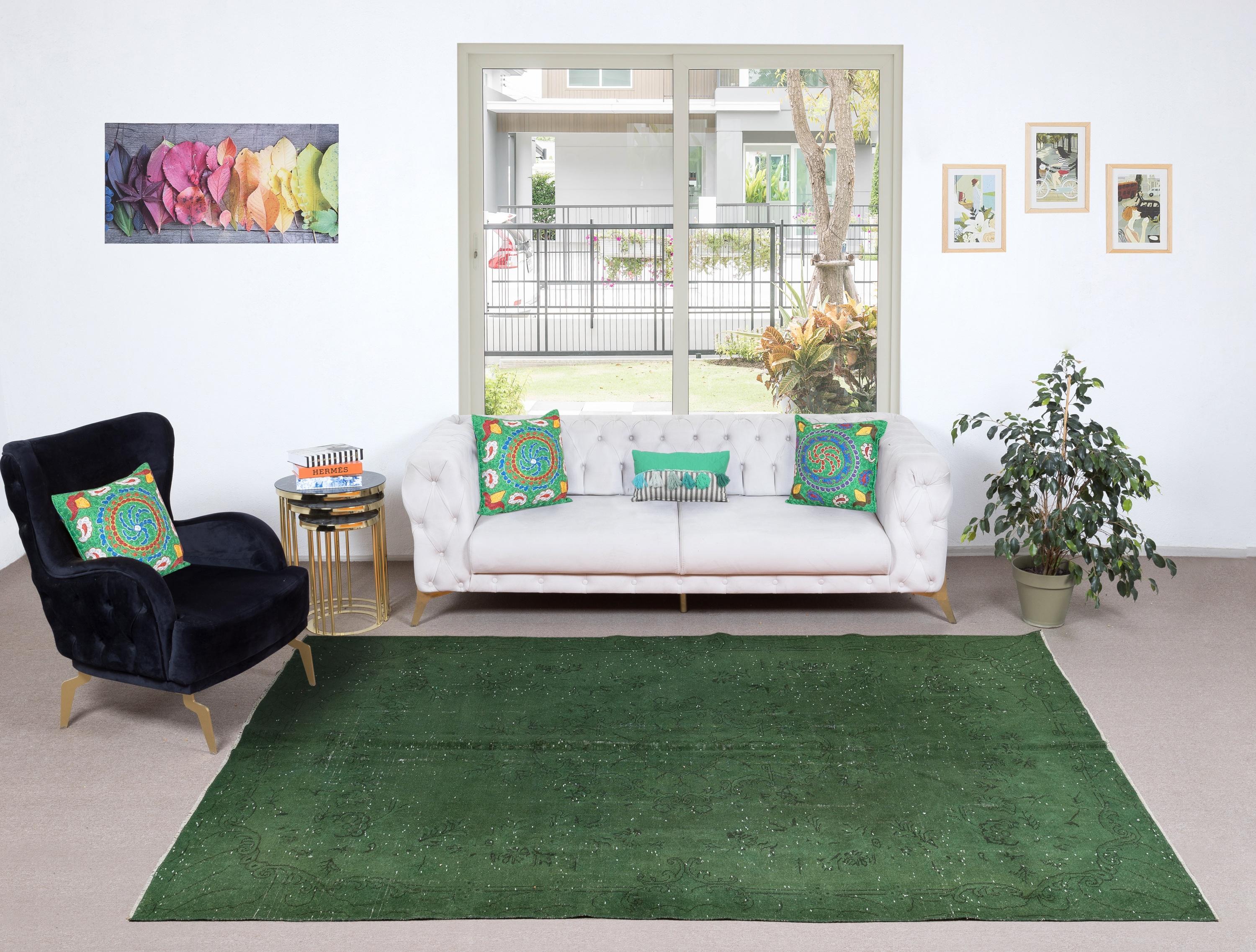 Unsere gefärbten Teppiche sind allesamt handgeknüpfte türkische Vintage-Teppiche, die in unserer Werkstatt sorgfältig restauriert und neu gestaltet wurden, damit sie zu einer breiten Palette von Einrichtungsstilen passen - von modern und