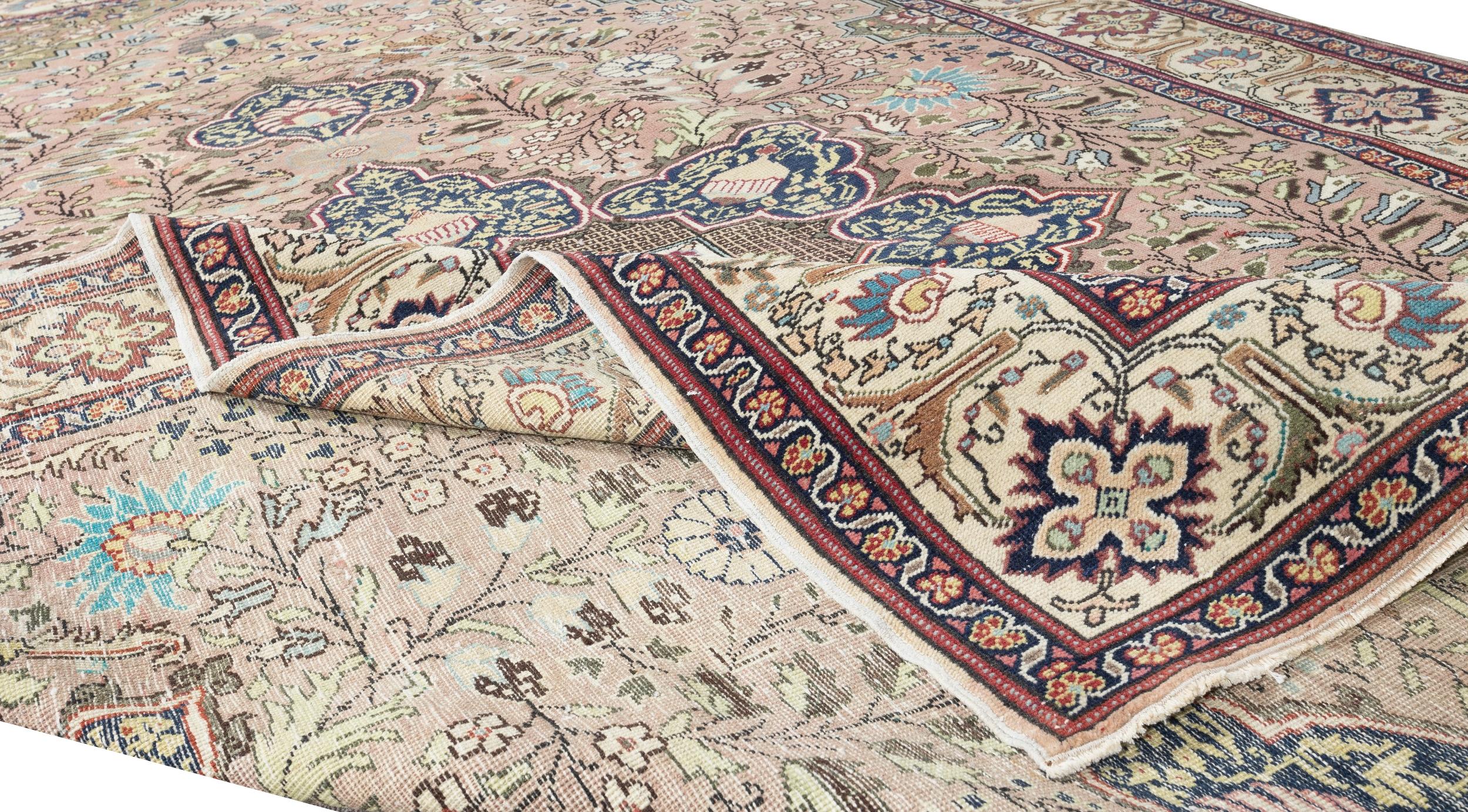 Ein handgeknüpfter zeitgenössischer türkischer Teppich.

Dieser moderne Teppich hat einen gleichmäßigen, mittelhohen Wollflor auf Wollbasis.

Es wird aus erstklassigen handgesponnenen Schafen und natürlichen Farbstoffen hergestellt, d.h. aus