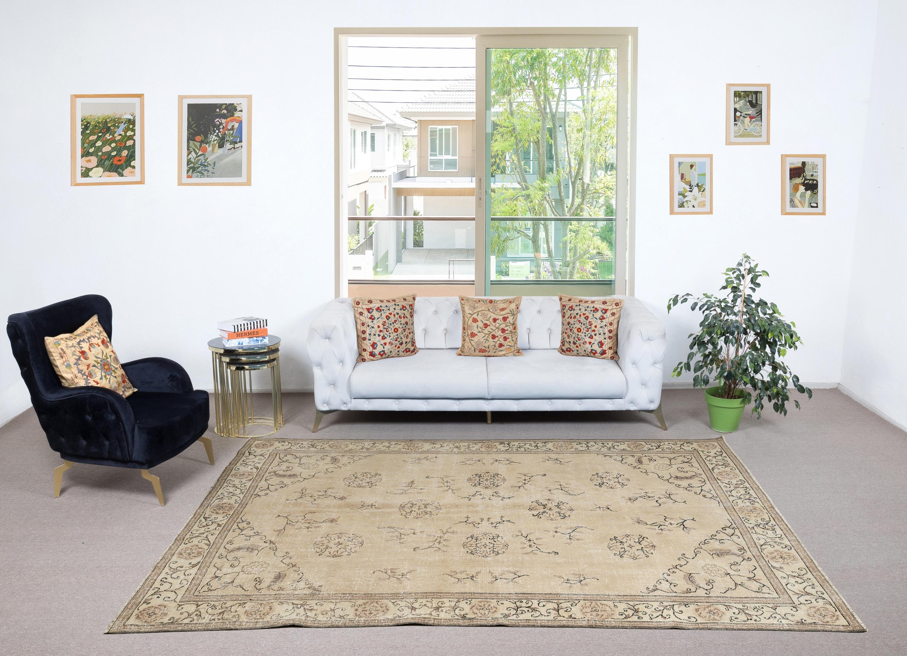 I nostri tappeti vintage sbiaditi dal sole sono tutti pezzi unici, annodati a mano e con 50-70 anni di storia. Ogni tappeto riflette la tradizione secolare della tessitura turca, mostrando un carattere unico fatto a mano e una bellezza senza