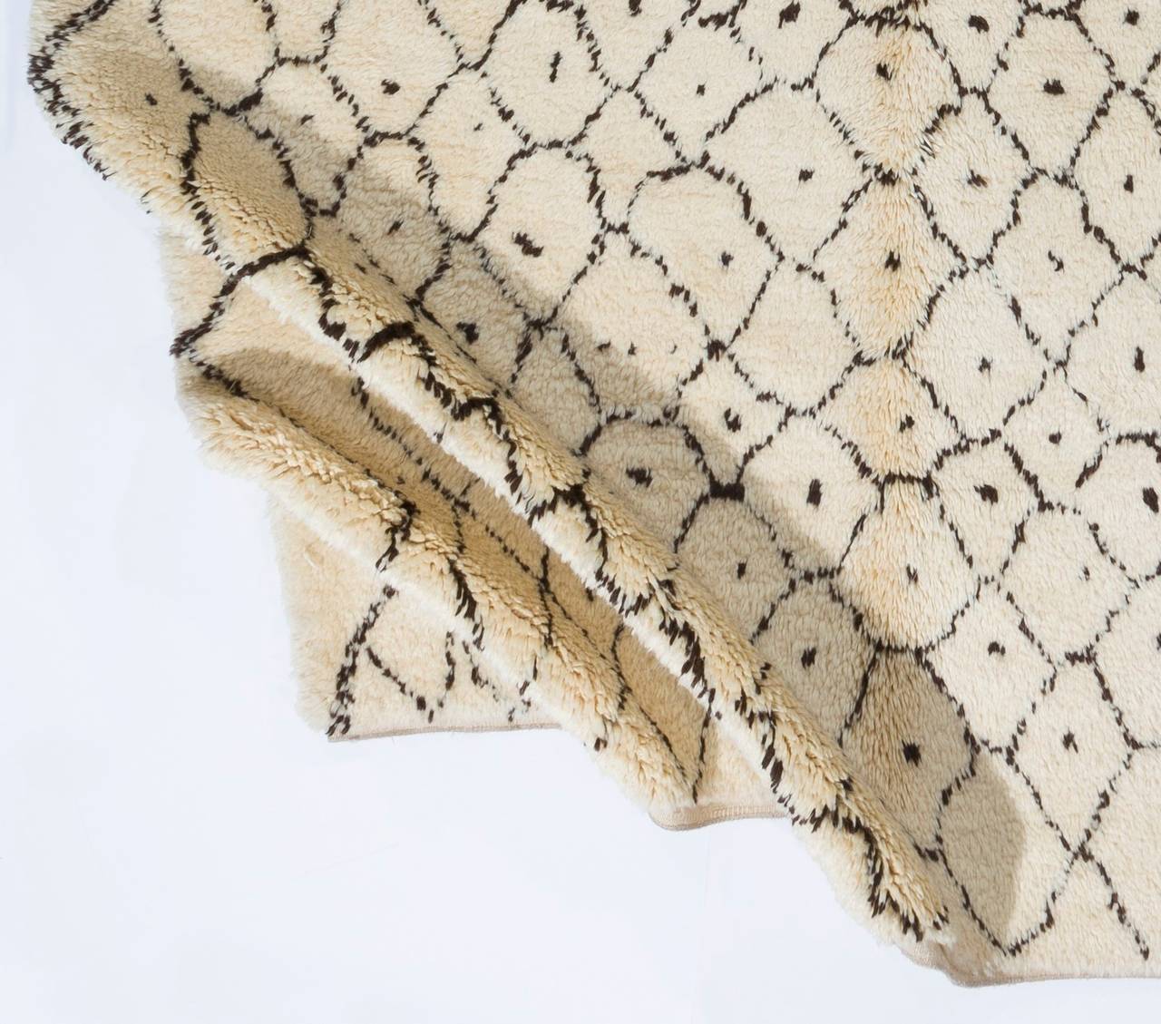 Tapis marocain contemporain noué à la main en laine de mouton naturelle non teintée ivoire ou crème et marron. 

Ces tapis noués à la main sont fabriqués à partir de zéro dans notre atelier situé en Anatolie centrale, célèbre pour être l'un des plus