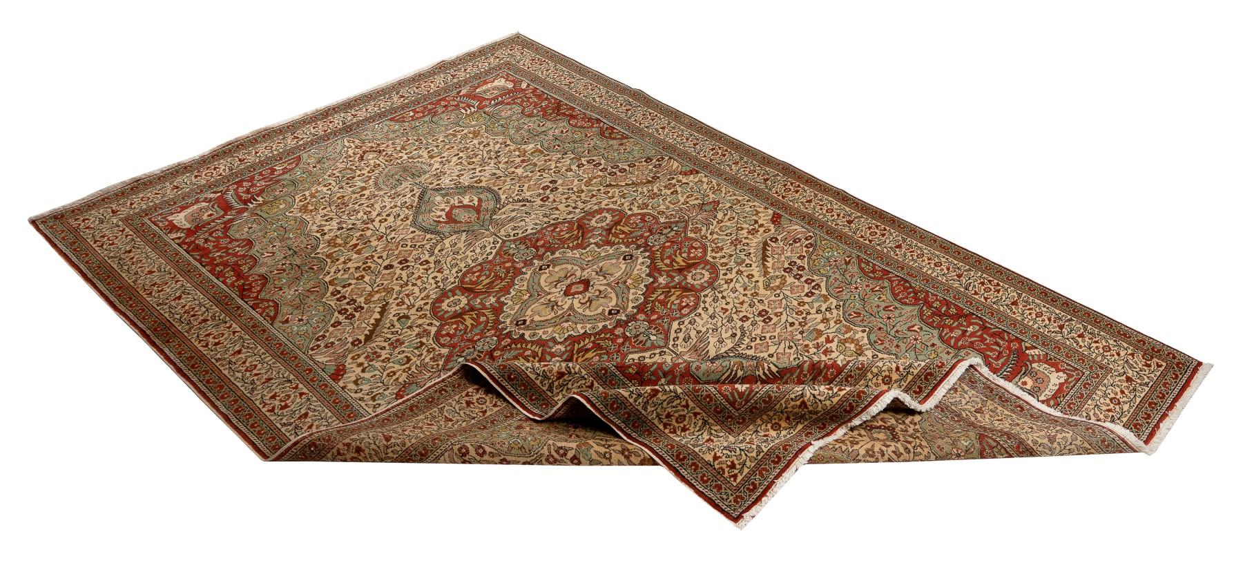 Ein hochdekorativer alter Kayseri-Teppich aus den 1970er Jahren aus der Stadt Kayseri in der Zentraltürkei, die lange Zeit ein berühmtes Zentrum der Teppichherstellung war. Dieser fein handgeknüpfte Teppich weist alle klassischen Elemente seiner Art