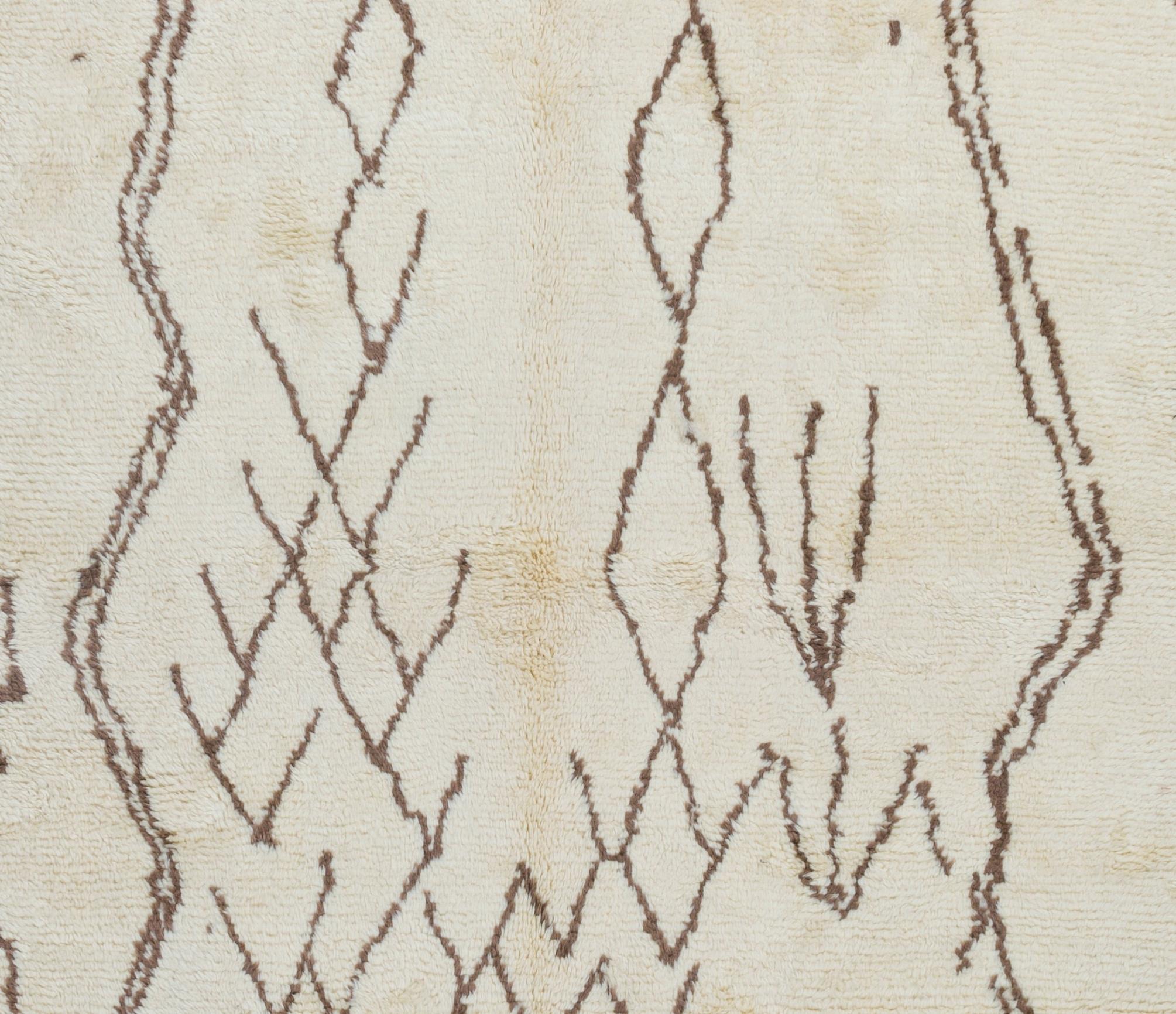 Marokkanischer Beni Ourain-Teppich aus 100 % natürlicher Wolle in bester Qualität. BENUTZERDEFINIERTE OPTIONEN A. (21. Jahrhundert und zeitgenössisch) im Angebot