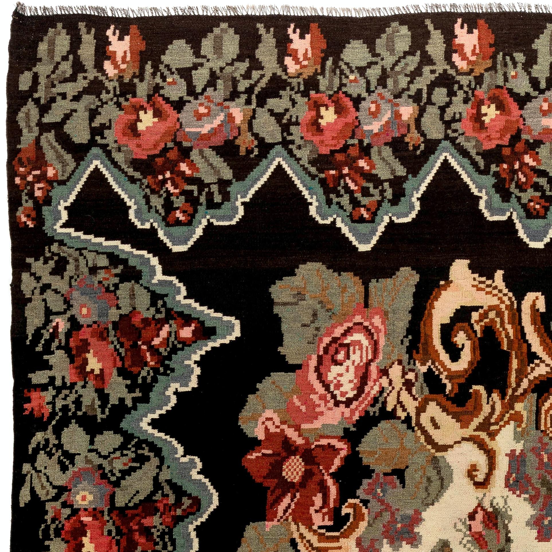 Einzigartiger vintage bessarabischer Kelim.
Ein handgewebter osteuropäischer Teppich aus Moldawien. Diese traditionellen moldauischen Flachgewebe sind von alten Aubusson-Teppichen inspiriert, zeichnen sich jedoch durch ihren schwarzen Grund und