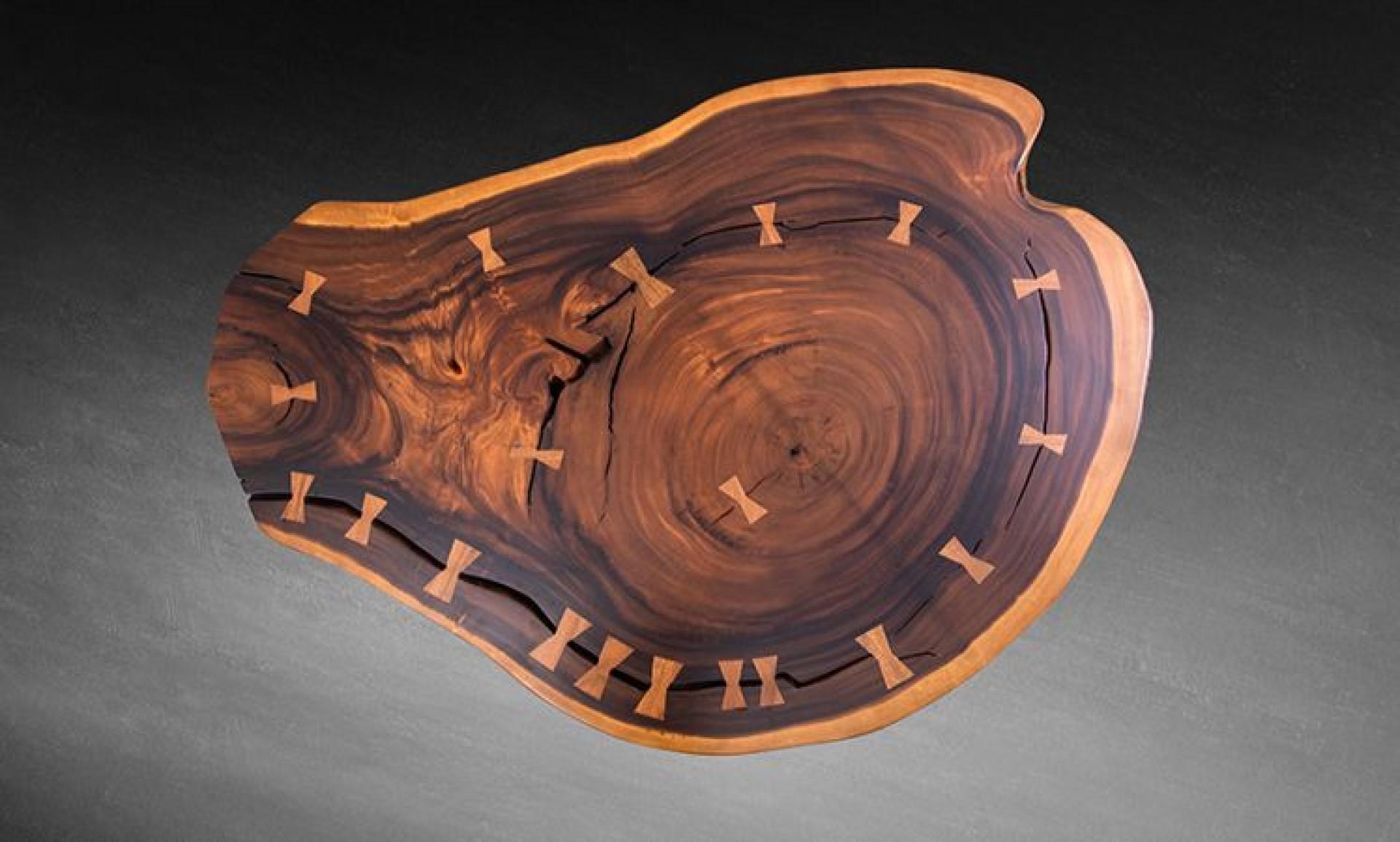 Ne manquez pas cette dalle d'acacia unique en son genre. Avec ses dimensions maximales de 66 