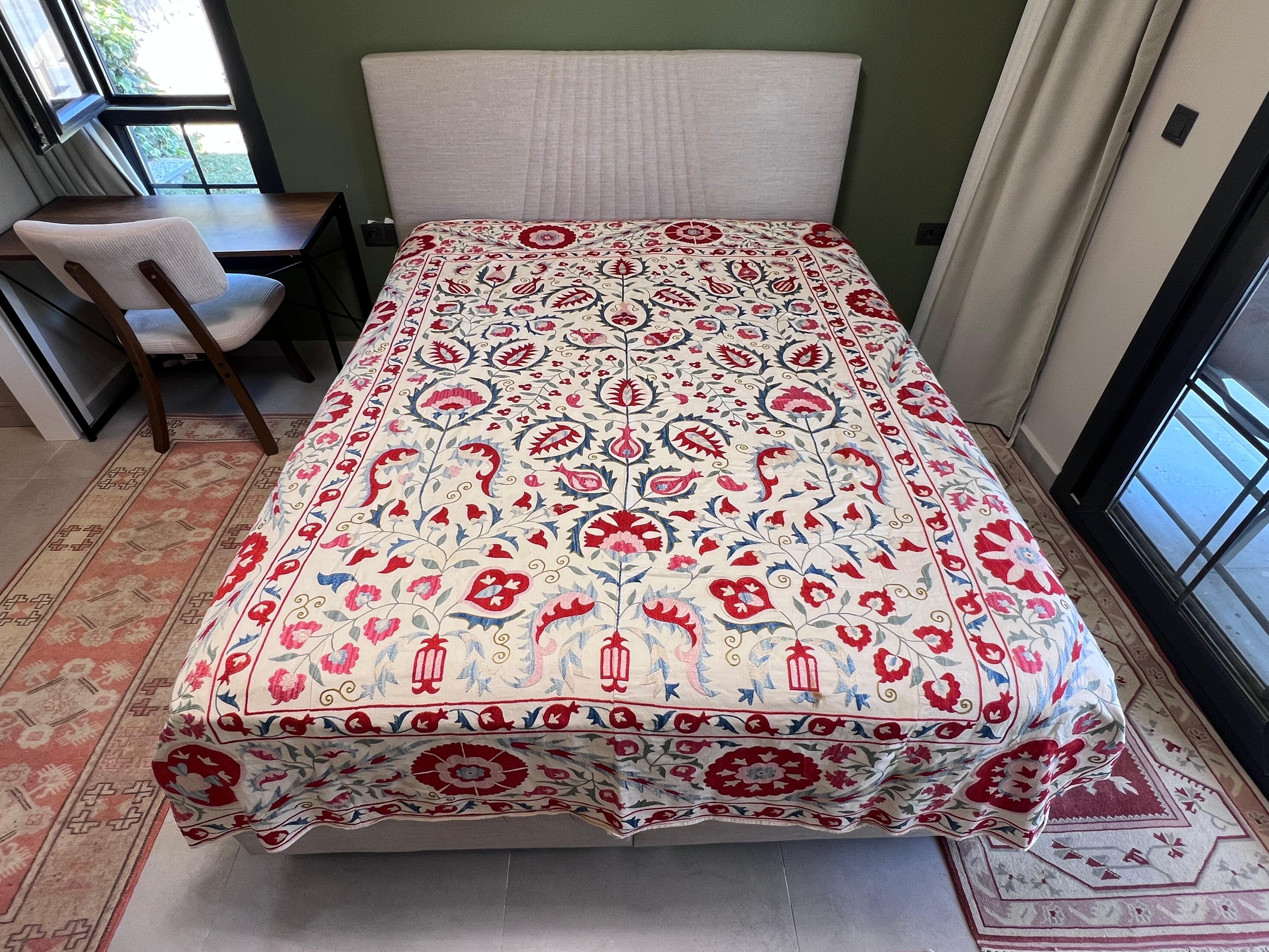 Housse de lit en soie brodée 6
6 "x7
9". Couverture de table Suzani. Plaid vintage fait main en vente