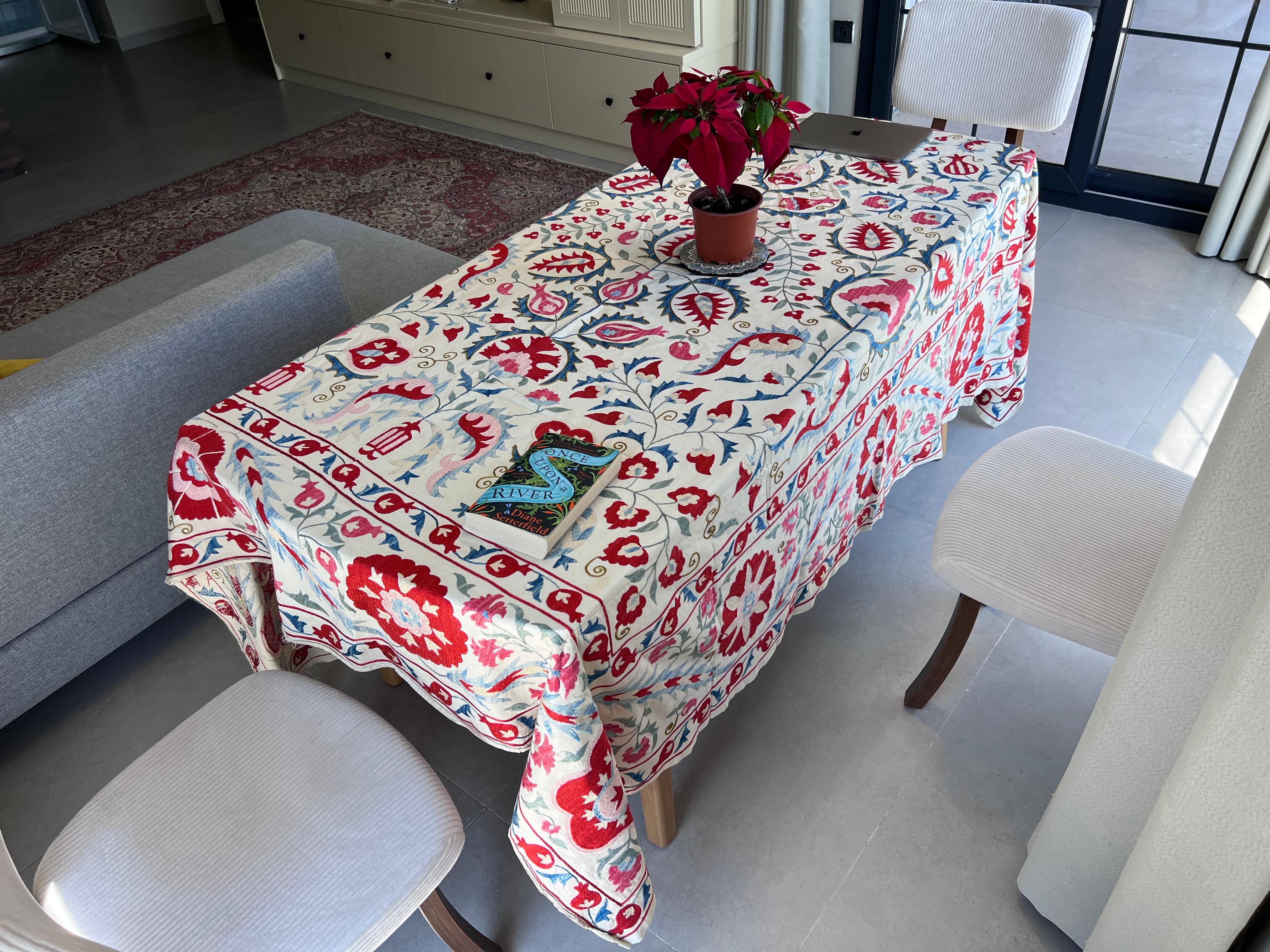 Ouzbek Nouveau couvre-lit décoratif pour la maison, toile de table brodée, tenture murale en soie 4,7 x 7 pieds en vente