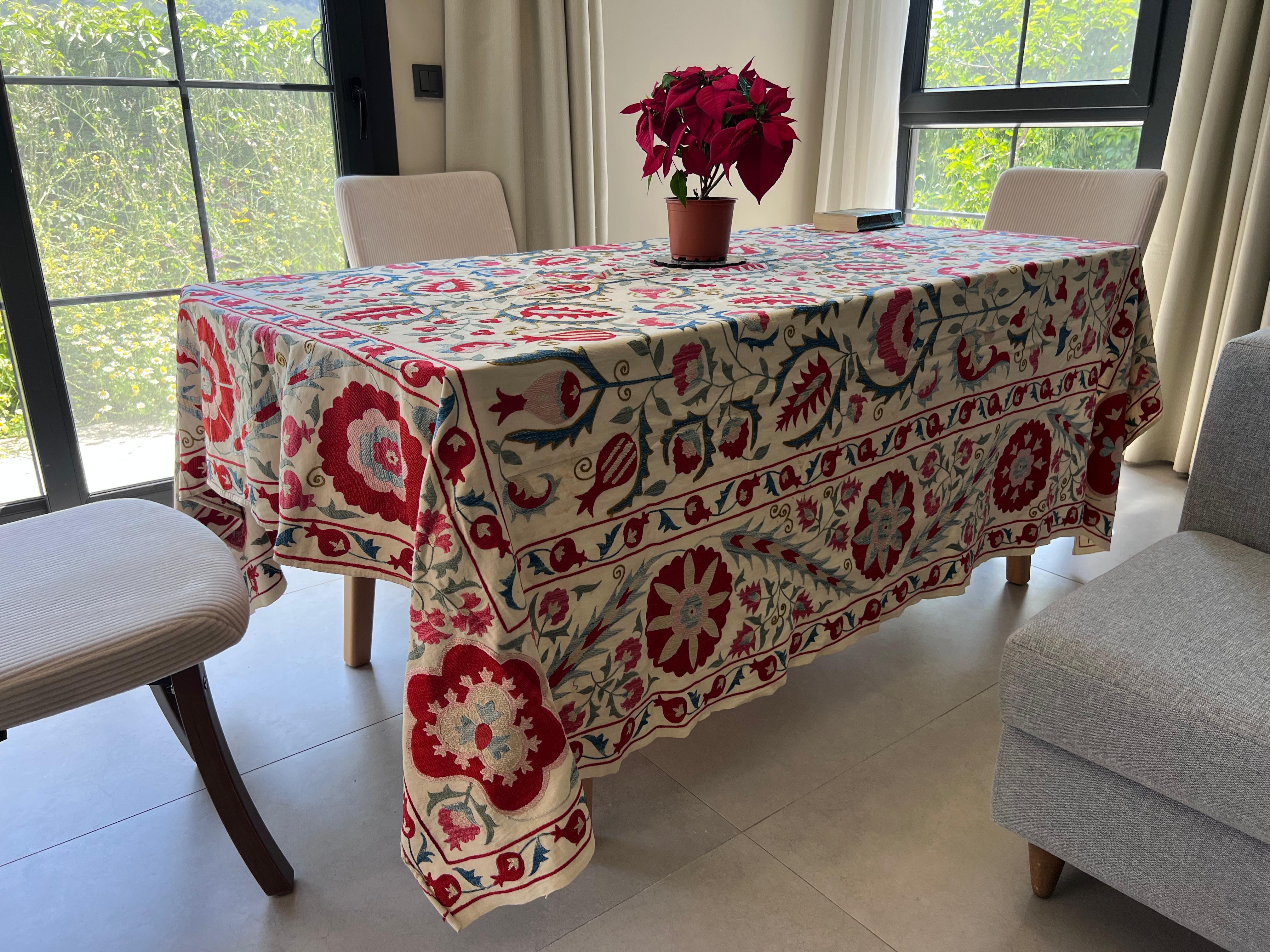 Brodé Nouveau couvre-lit décoratif pour la maison, toile de table brodée, tenture murale en soie 4,7 x 7 pieds en vente