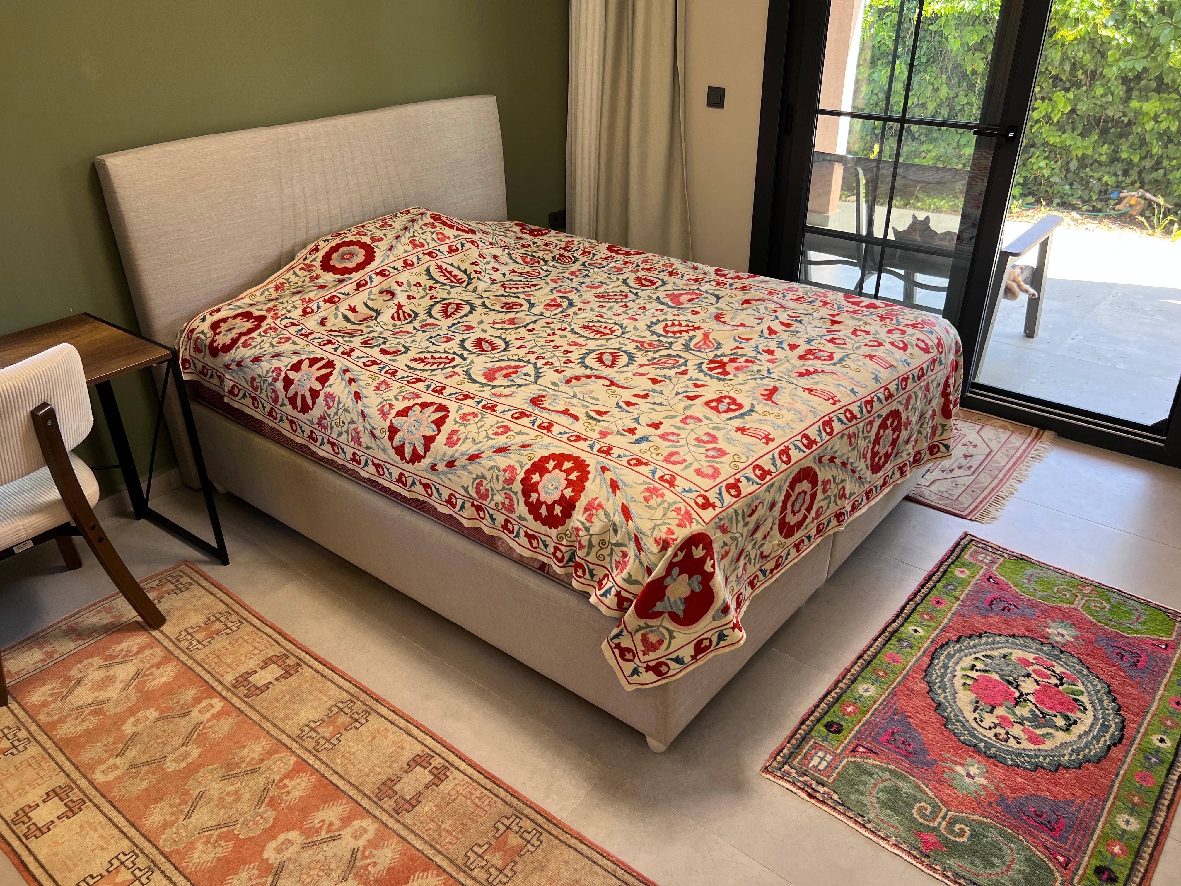 Nouveau couvre-lit décoratif pour la maison, toile de table brodée, tenture murale en soie 4,7 x 7 pieds Excellent état - En vente à Spring Valley, NY