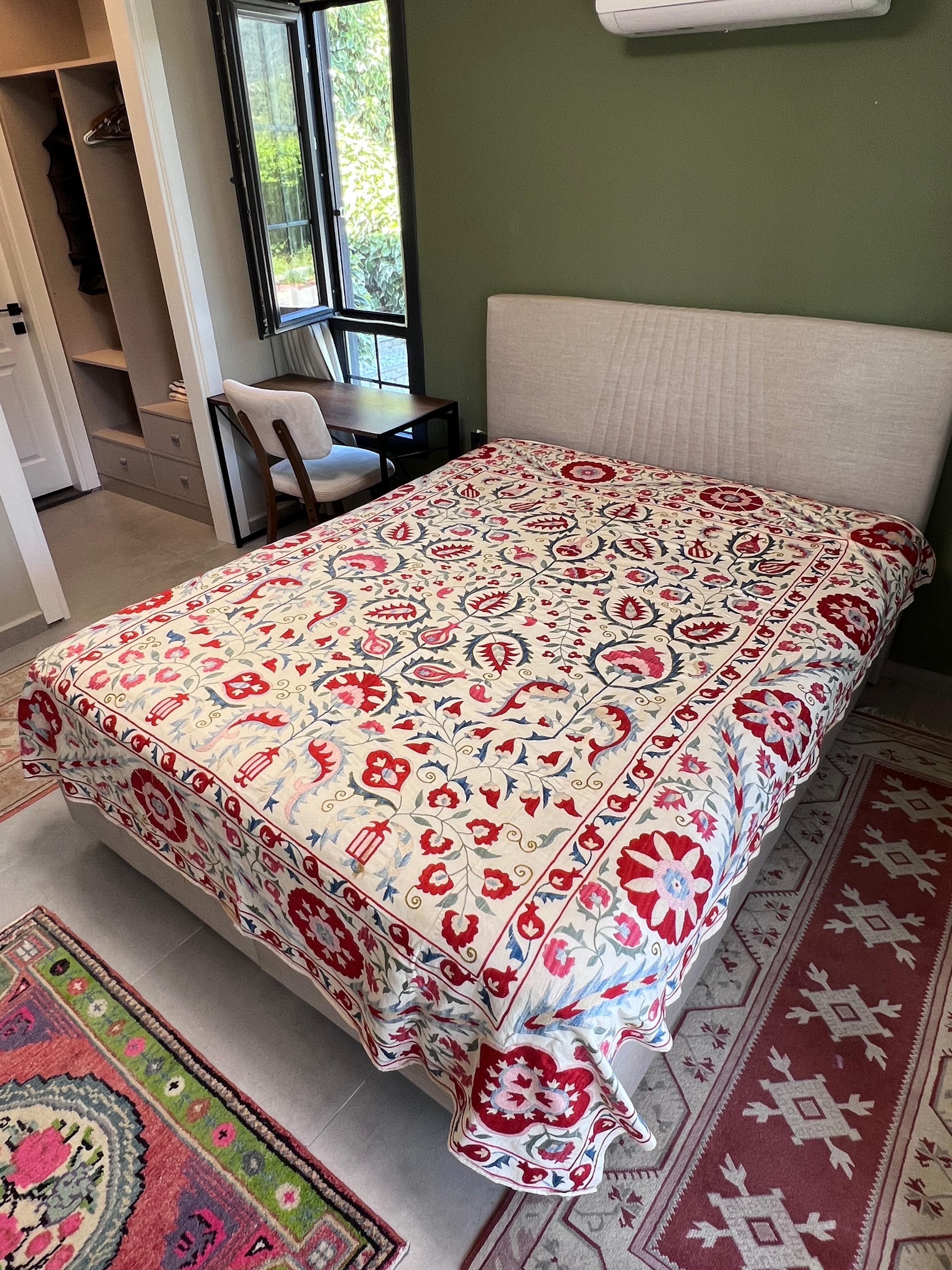 XXIe siècle et contemporain Nouveau couvre-lit décoratif pour la maison, toile de table brodée, tenture murale en soie 4,7 x 7 pieds en vente