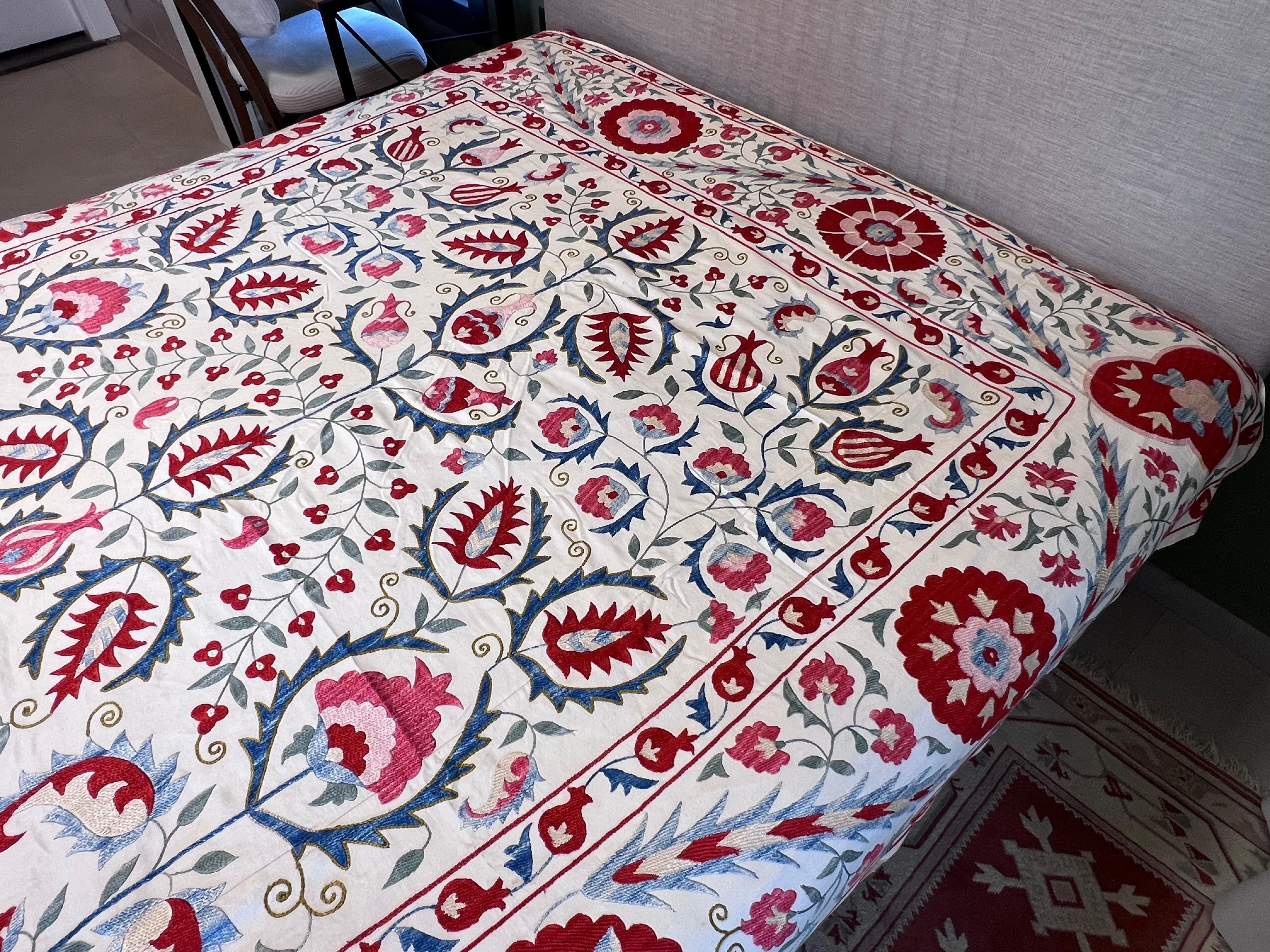 Coton Nouveau couvre-lit décoratif pour la maison, toile de table brodée, tenture murale en soie 4,7 x 7 pieds en vente