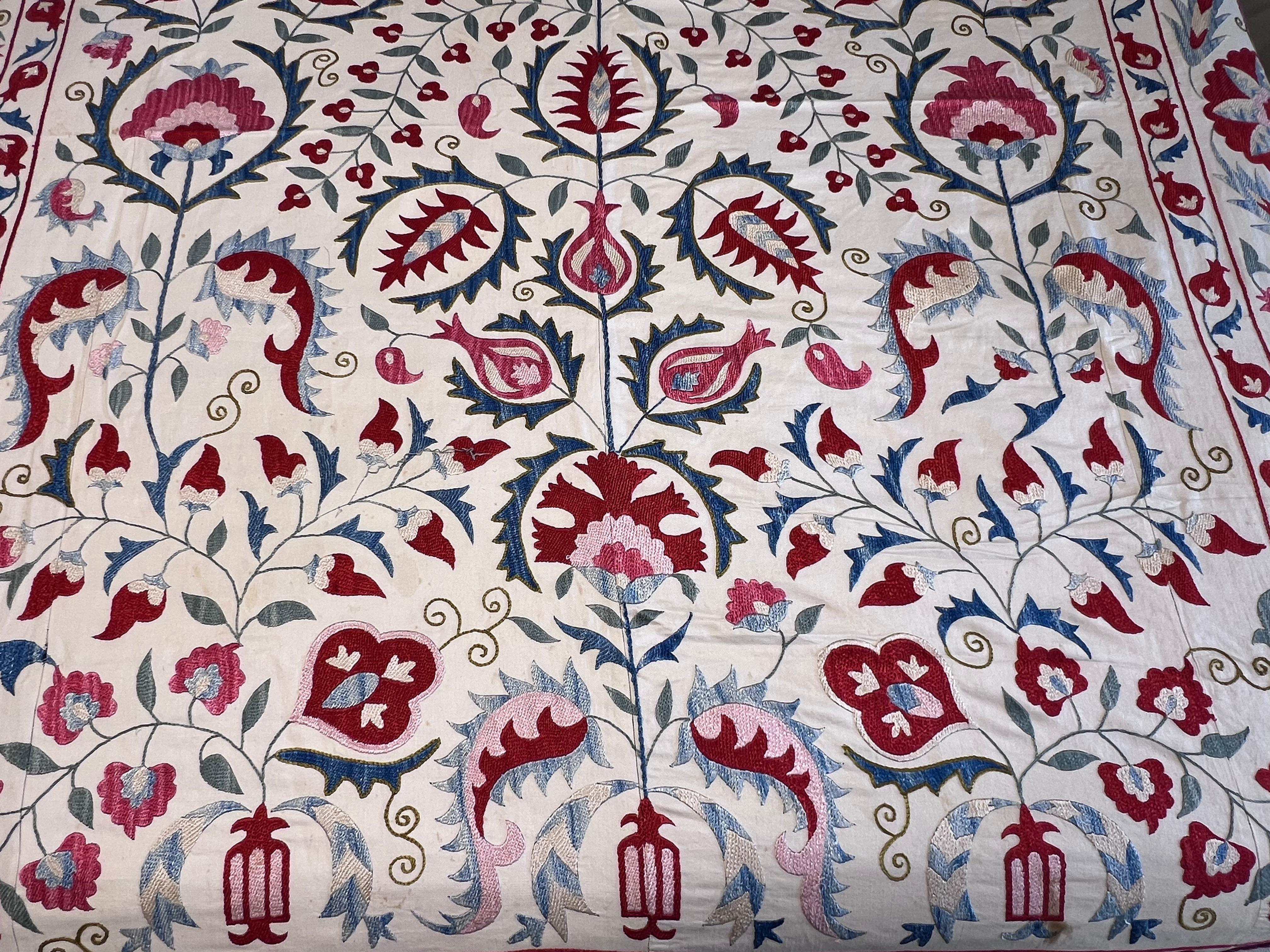 Nouveau couvre-lit décoratif pour la maison, toile de table brodée, tenture murale en soie 4,7 x 7 pieds en vente 1