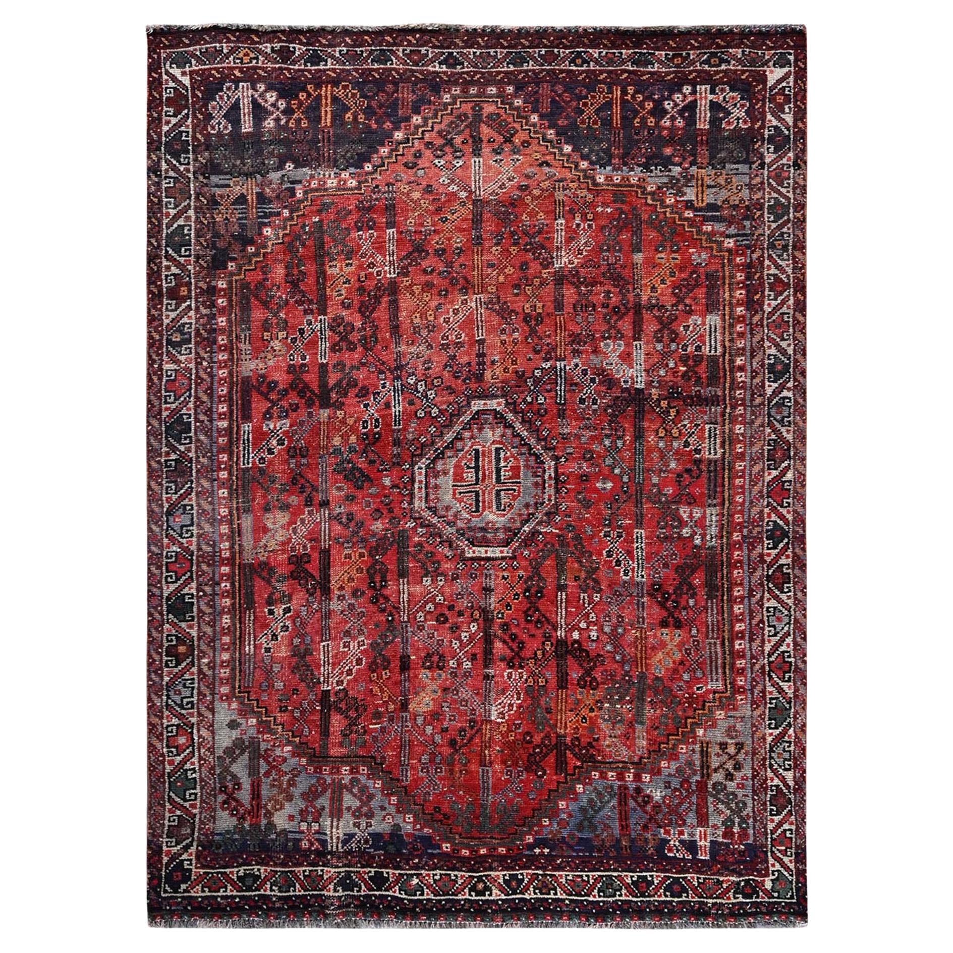 6'6"x9' Crimson Red Vintage Persischer Shiraz getragener Daunen-Handgeknüpfter Teppich aus aller Wolle, handgeknüpft