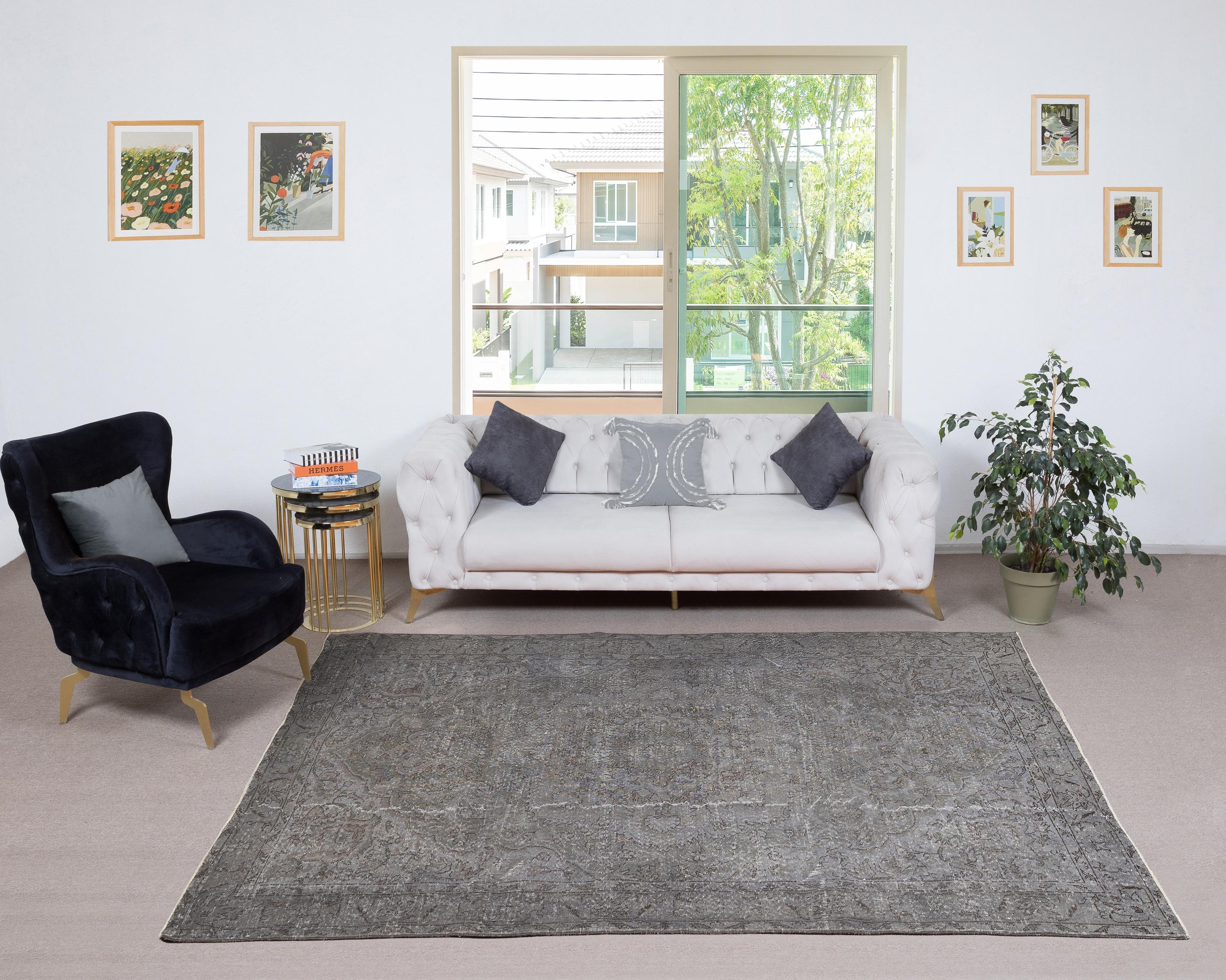 Unsere gefärbten Teppiche sind allesamt handgeknüpfte türkische Vintage-Teppiche, die in unserer Werkstatt sorgfältig restauriert und neu gestaltet wurden, damit sie zu einer breiten Palette von Einrichtungsstilen passen - von modern und