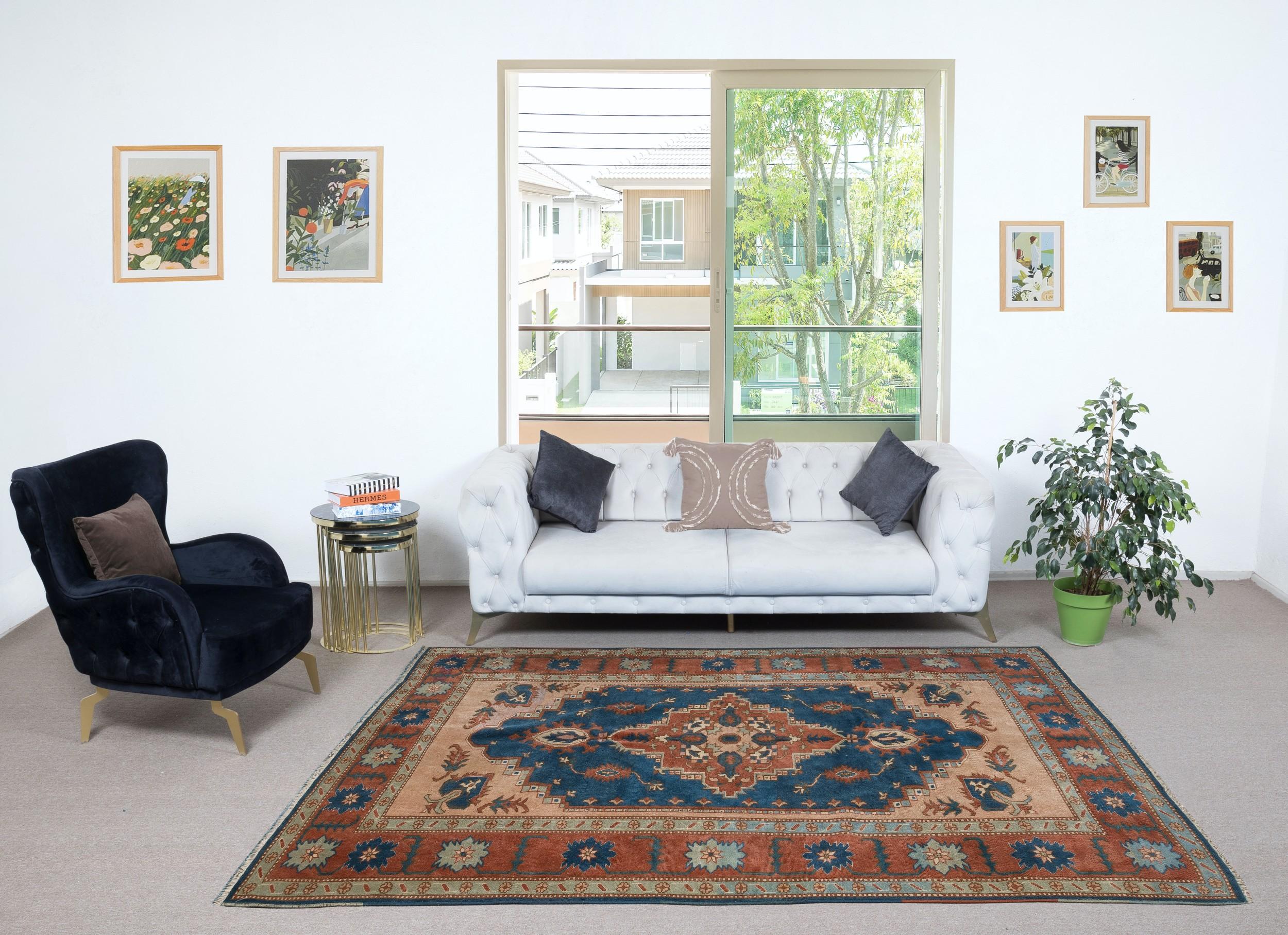 Verleihen Sie Ihrem Zuhause einen Hauch zeitloser Eleganz mit diesem traditionellen, handgeknüpften türkischen Teppich im Vintage-Stil, der aus 100 % hochwertiger Wolle gefertigt ist. Dieses exquisite Stück fängt die Essenz der traditionellen