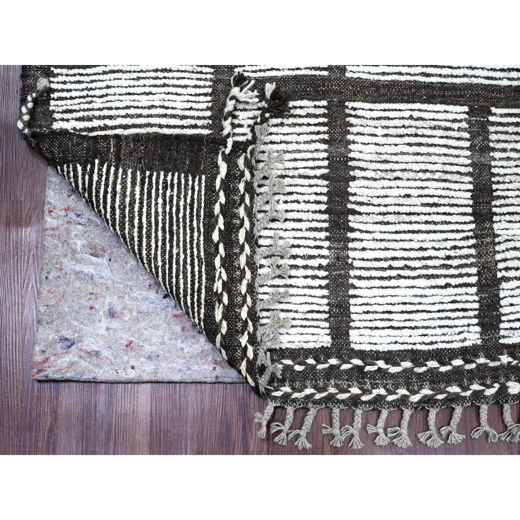 Daisy White, Moroccan Weave with Maze Design, Geometric Pattern, Soft Wool, Hand Knotted, Tone on Tone, Textured Pile, Oriental Rug
Matières premières : Laine
Latex : Pas de poils 
hauteur : 0,25 pouces
Style : Traditionnel
Couleur primaire :