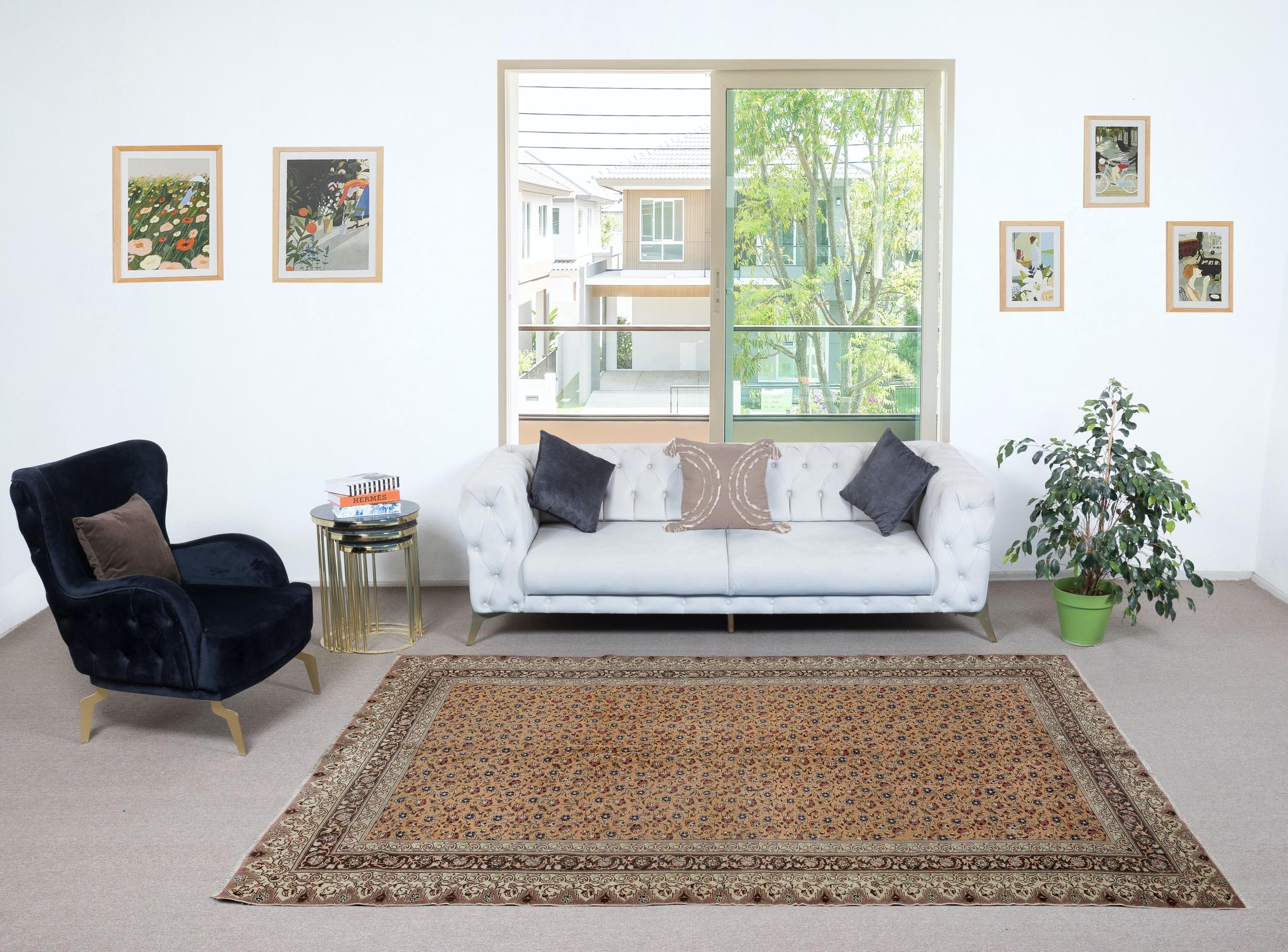 Infusez dans votre intérieur la beauté intemporelle de ce tapis turc vintage traditionnel, un chef-d'œuvre noué à la main et fabriqué à partir d'un luxueux mélange de laine et de coton. Tissé par des artisans qualifiés selon des techniques