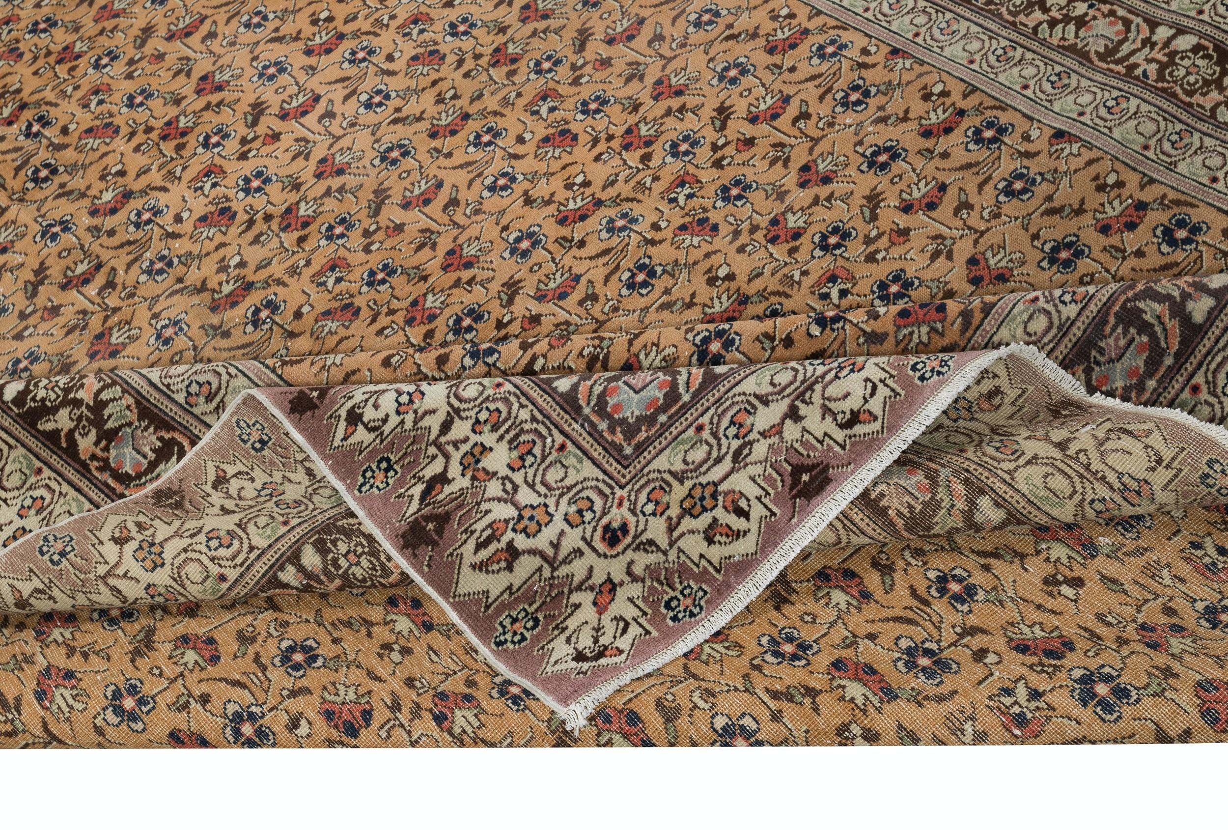 Rustique 6.6x9.4 Ft Decorative Vintage Handmade Turkish Area Rug with Floral Design (tapis turc à motifs floraux) en vente