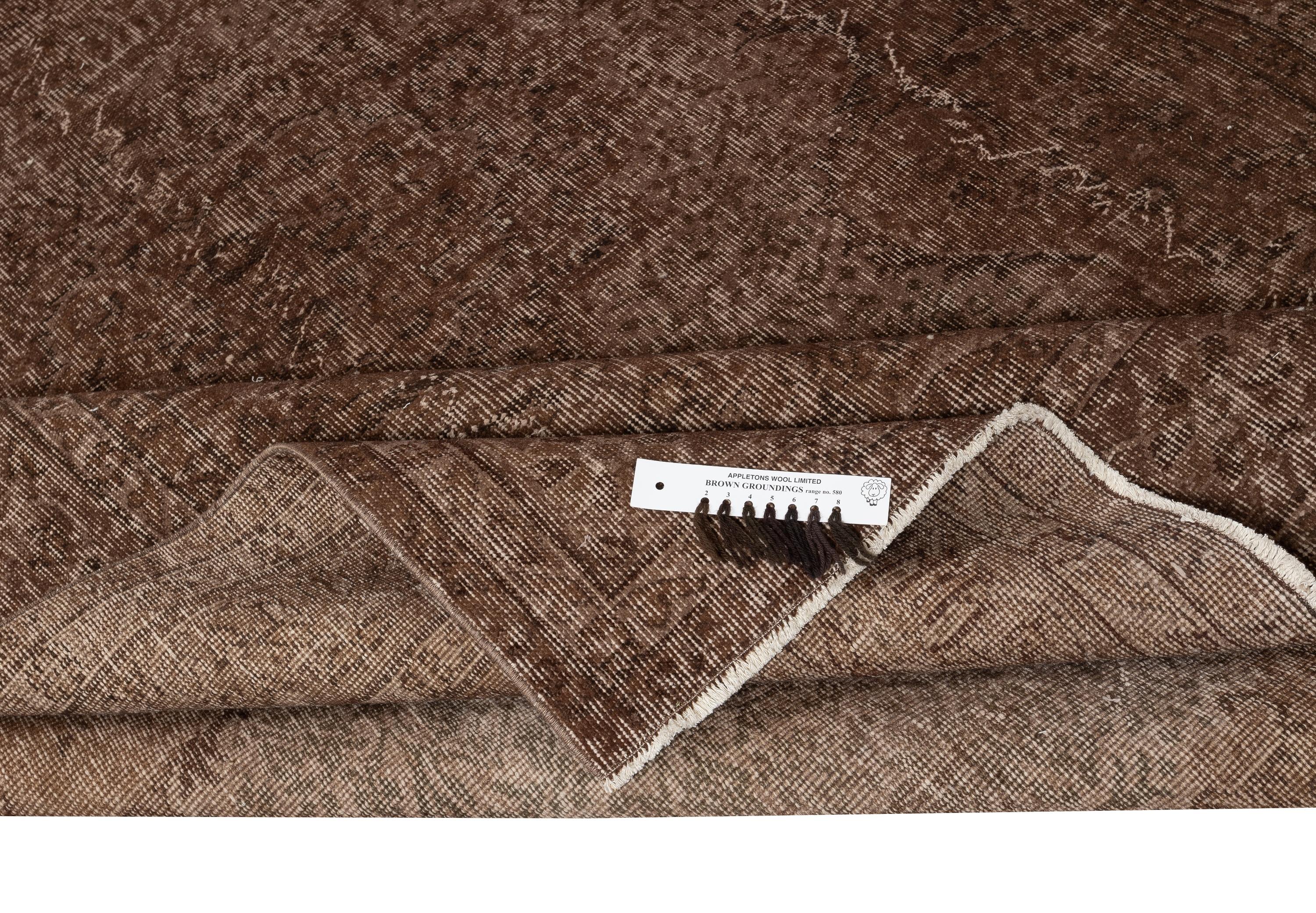 Moderno Tappeto turco vintage fatto a mano 6.6x9.5 Ft sovratinto in marrone per interni moderni in vendita