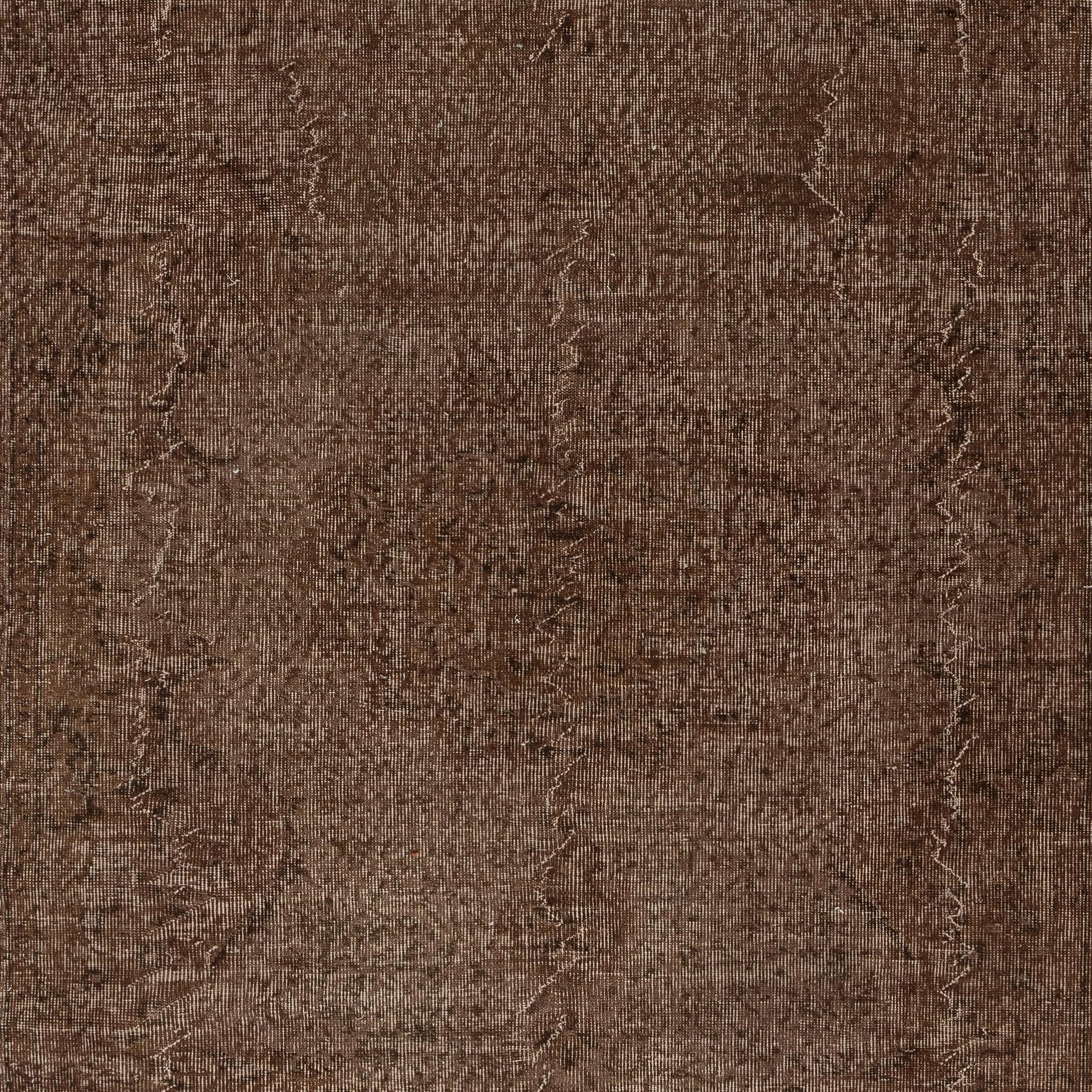 Turco Tappeto turco vintage fatto a mano 6.6x9.5 Ft sovratinto in marrone per interni moderni in vendita