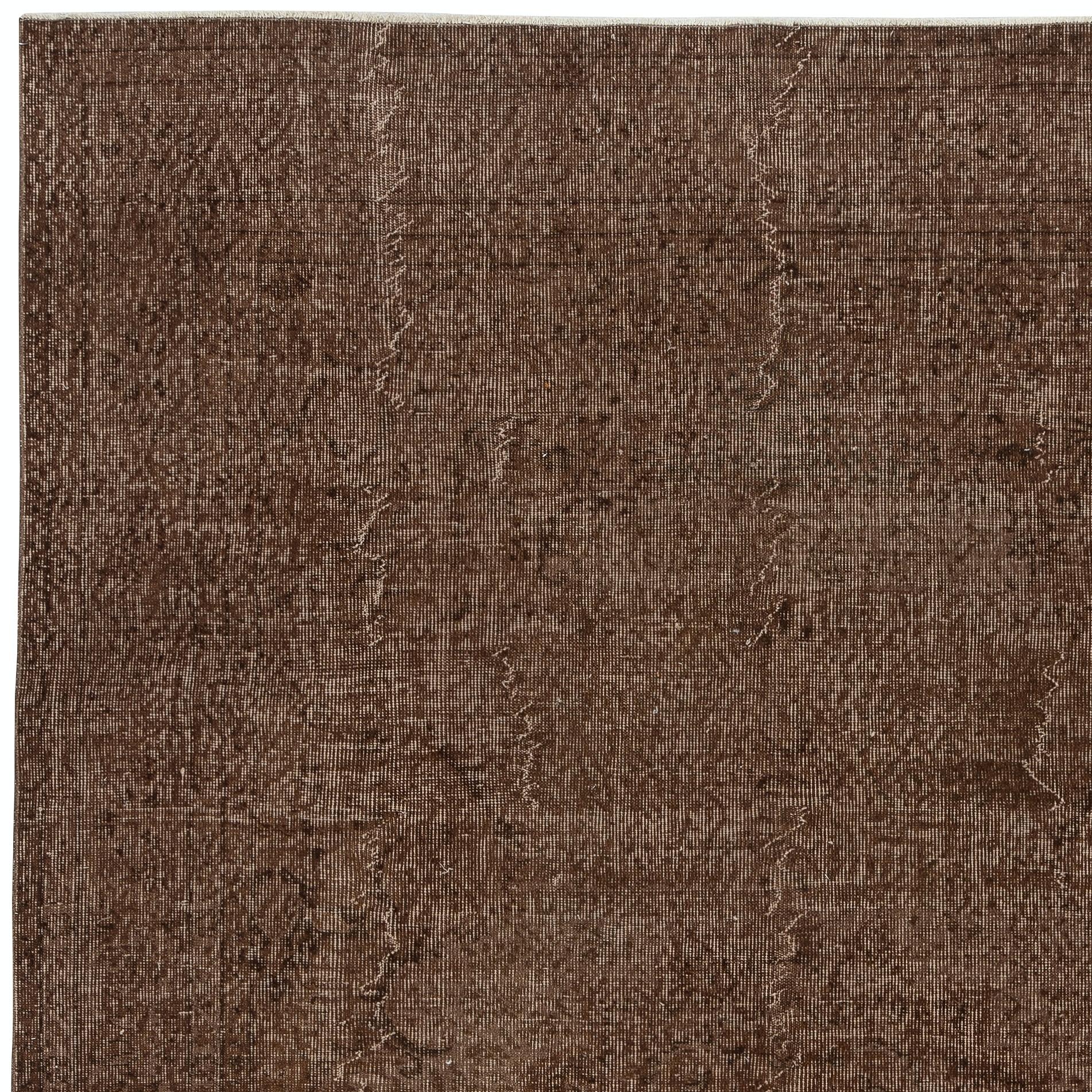 Annodato a mano Tappeto turco vintage fatto a mano 6.6x9.5 Ft sovratinto in marrone per interni moderni in vendita