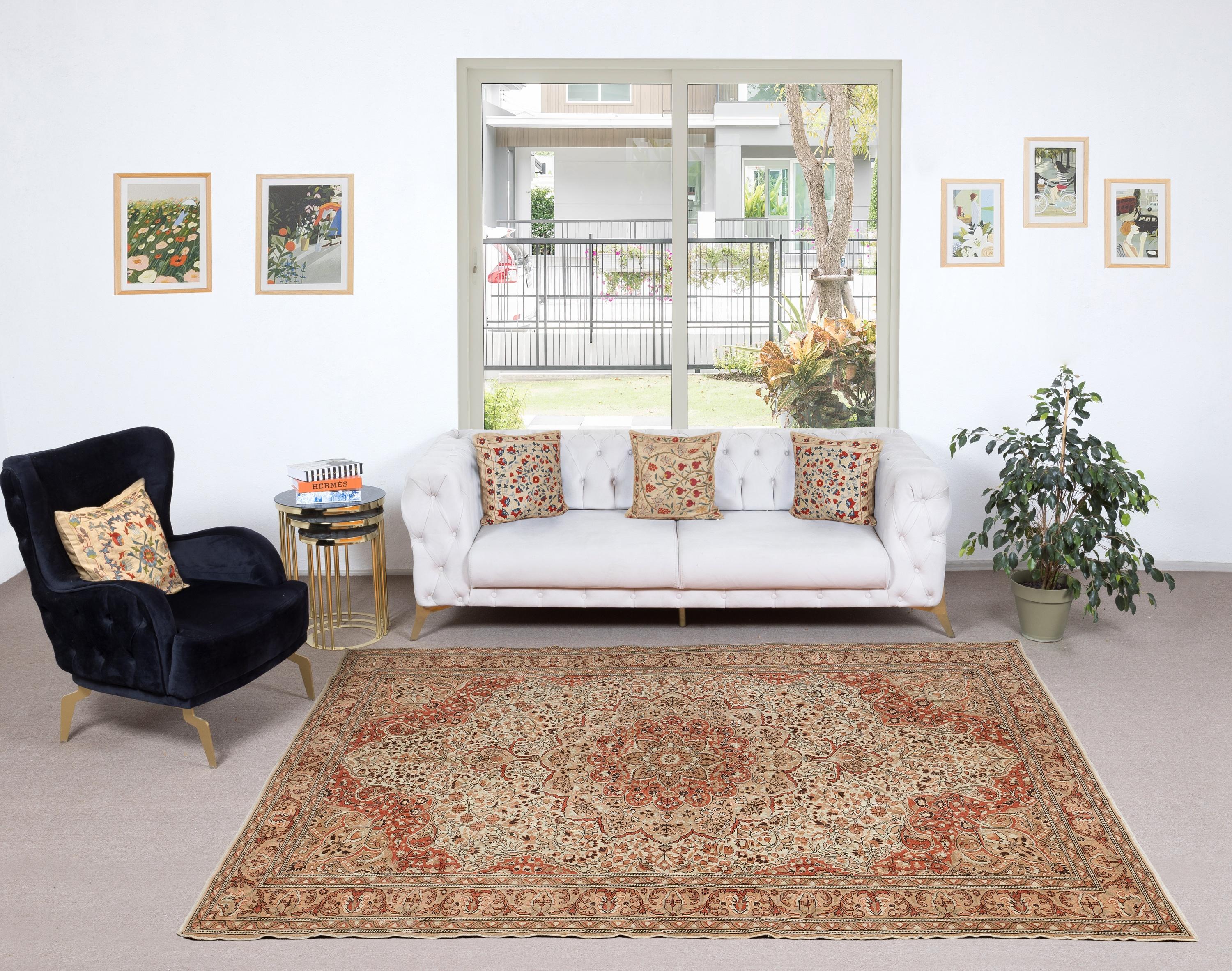 Infondi nella tua casa la bellezza senza tempo di questo tradizionale tappeto turco vintage fatto a mano, un capolavoro annodato a mano e realizzato con una lussuosa miscela di lana e cotone. Tessuto da abili artigiani con tecniche secolari, questo