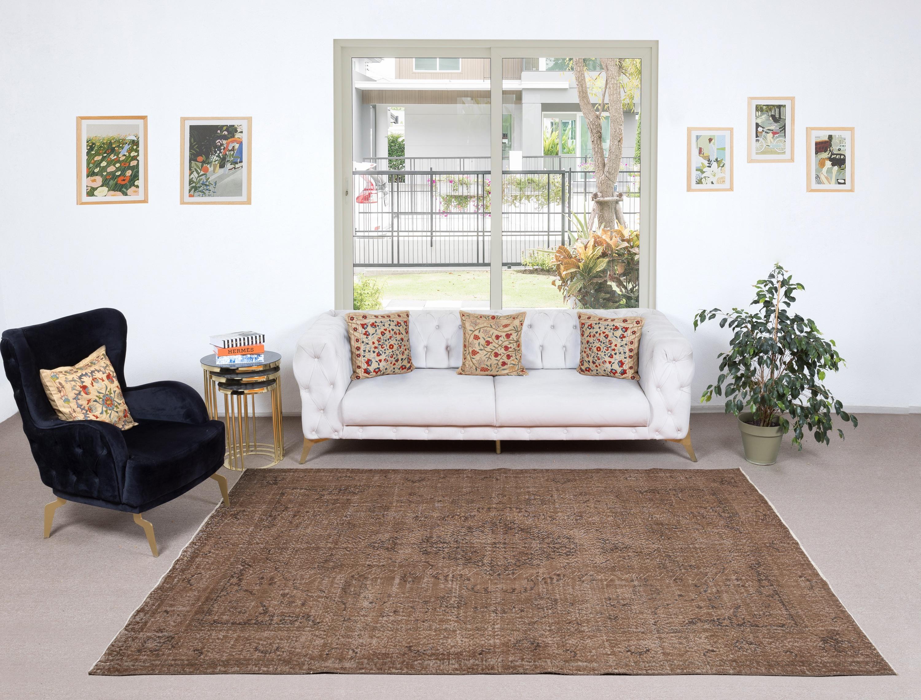 I nostri tappeti sovratinti sono tutti tappeti turchi vintage annodati a mano, accuratamente restaurati e reimmaginati nel nostro laboratorio per adattarsi a un'ampia gamma di stili di arredamento, da quello moderno e minimalista a quello costiero,