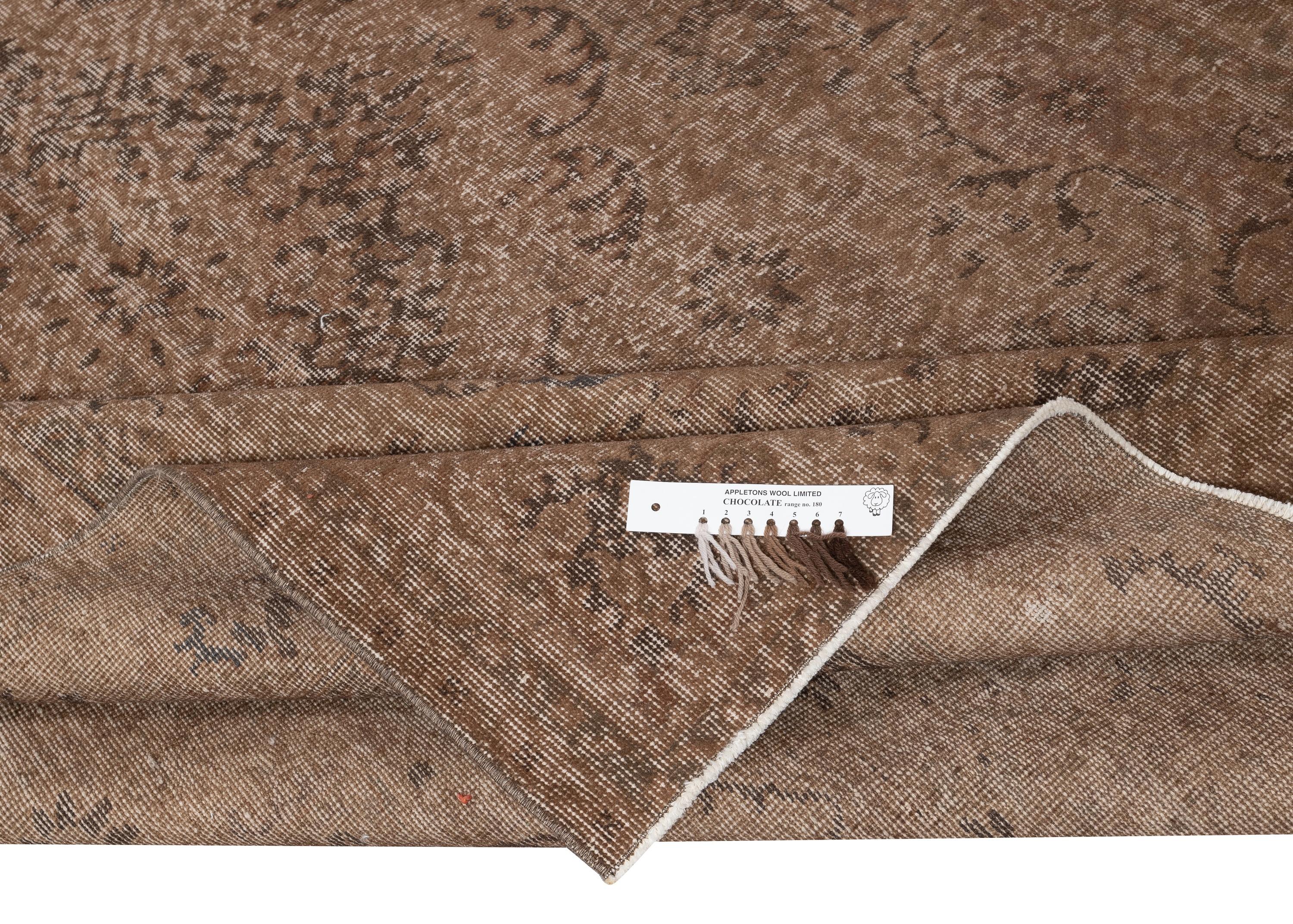 Moderno Tappeto Vintage 6.6x9.7 Ft tinto in marrone per interni moderni. Realizzato a mano in Turchia in vendita