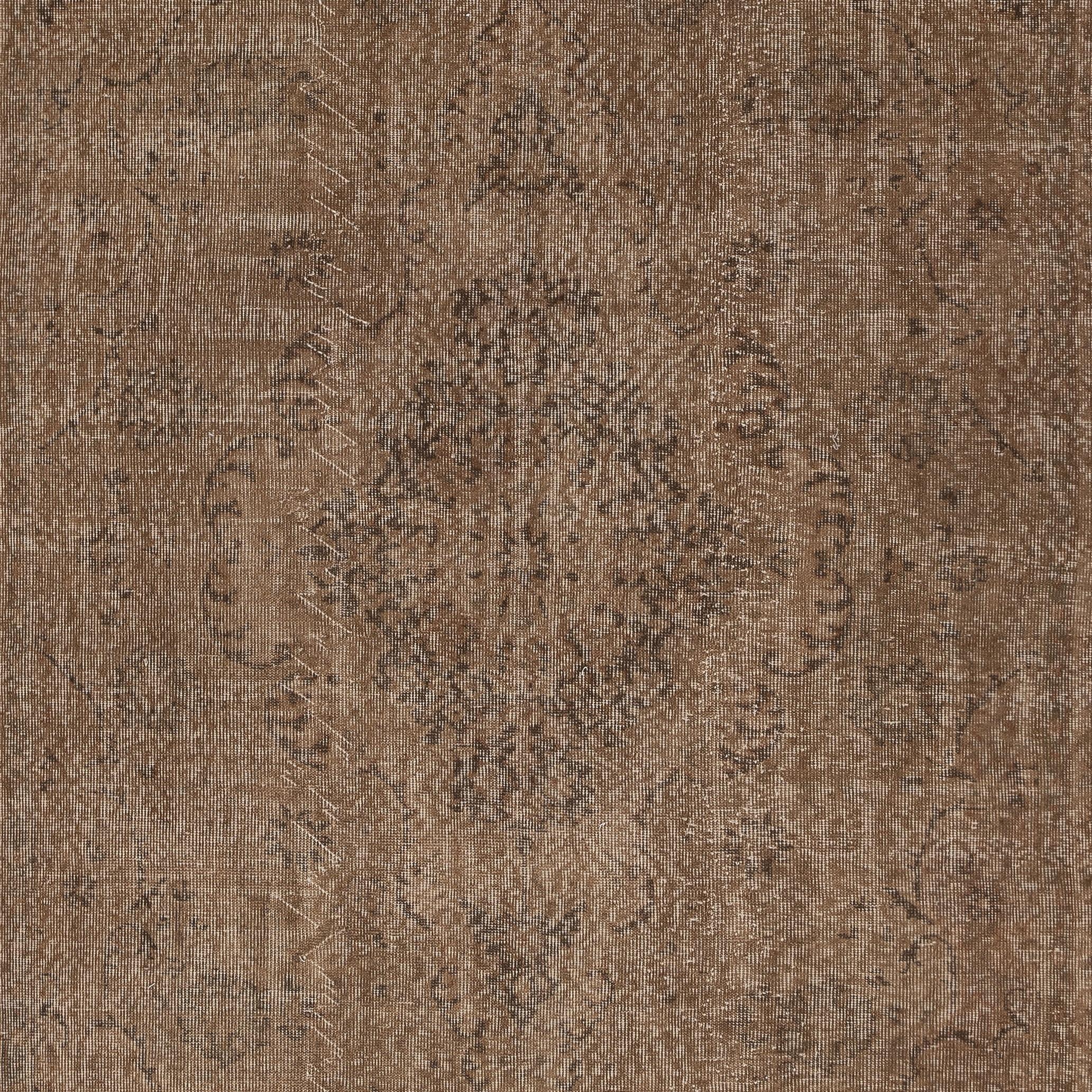 Turco Tappeto Vintage 6.6x9.7 Ft tinto in marrone per interni moderni. Realizzato a mano in Turchia in vendita