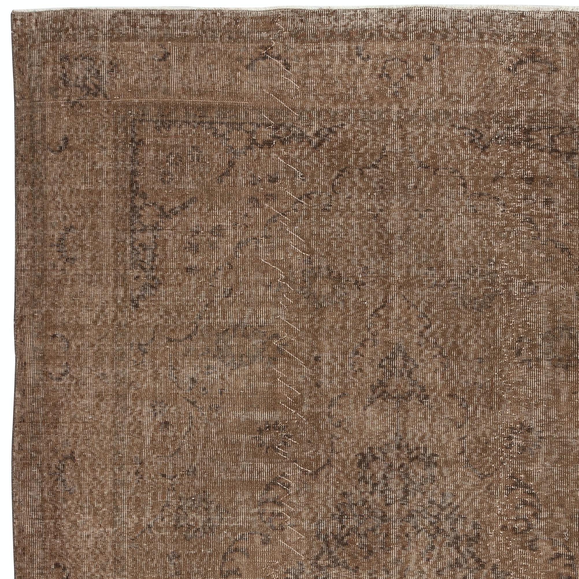 Annodato a mano Tappeto Vintage 6.6x9.7 Ft tinto in marrone per interni moderni. Realizzato a mano in Turchia in vendita