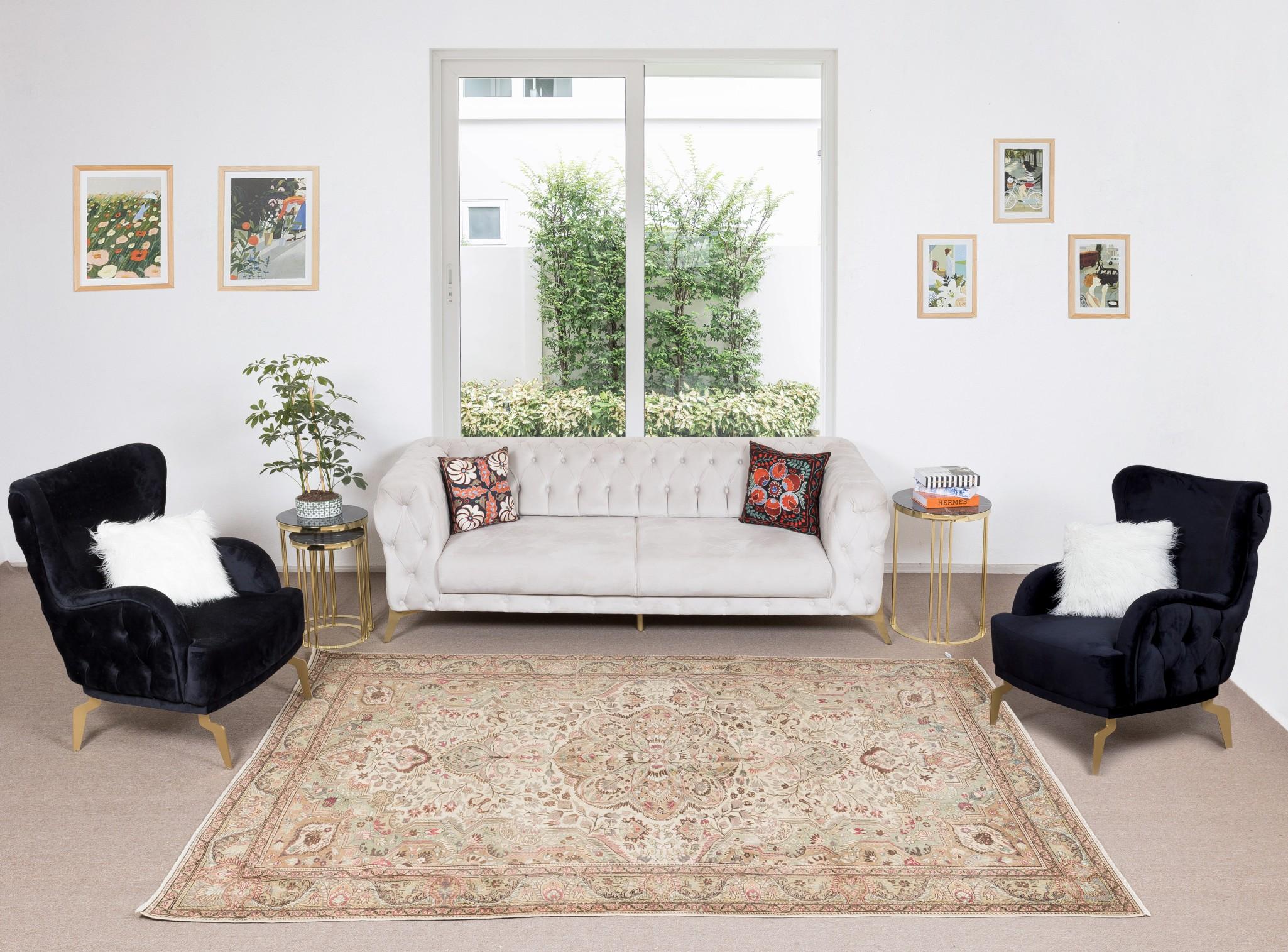 Unsere sonnenverblassten Teppiche sind allesamt einzigartige, handgeknüpfte, 50-70 Jahre alte Vintage-Stücke. Jeder von ihnen zeichnet sich durch eine einzigartige, handgefertigte Ästhetik aus, die aus der jahrhundertealten türkischen