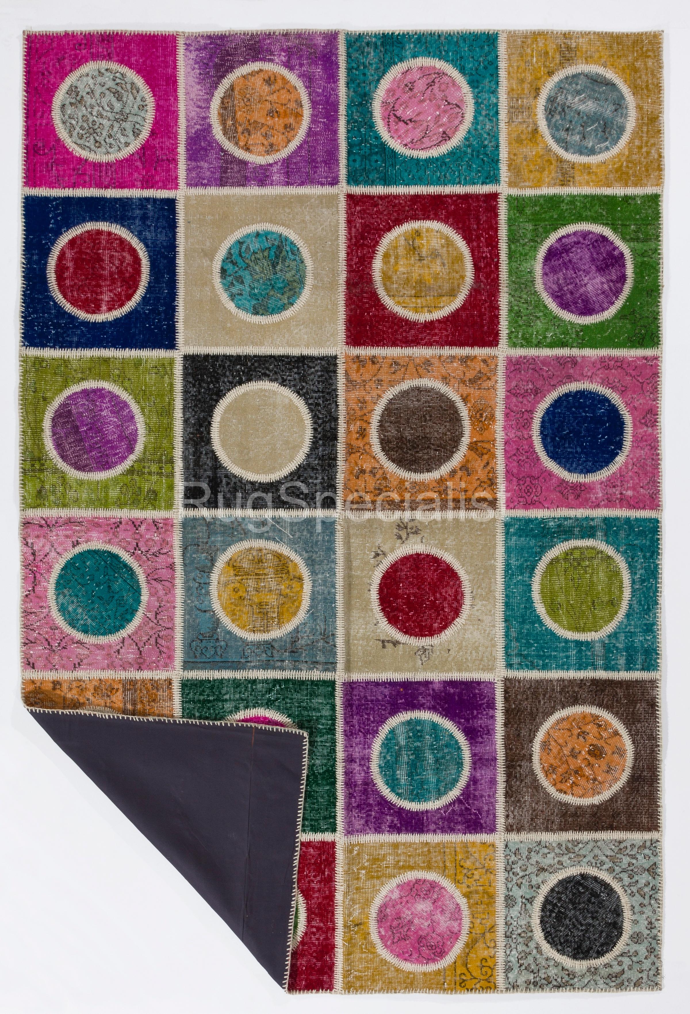Verschiedene Stücke von handgeknüpften türkischen Teppichen aus der Mitte des 20. Jahrhunderts, die gewaschen, geschoren, in verschiedenen Farben neu gefärbt und in geometrische Formen geschnitten wurden, wurden in wenigen Wochen von Hand zu diesem