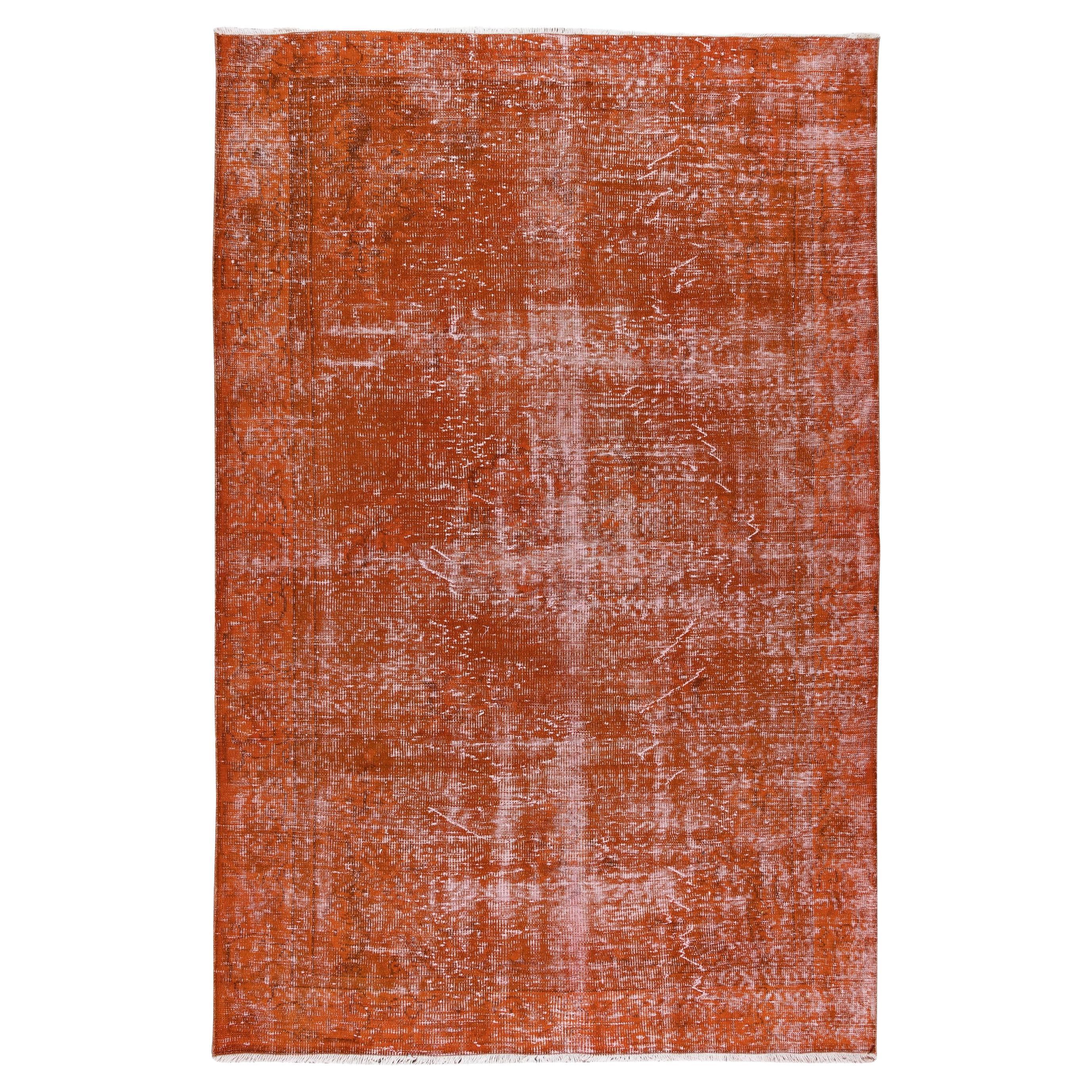 6.6x10 Ft Handmade Turkish Area Rug Re-Dyed in Orange for Modern Interiors (Tapis turc fait à la main et reteint en orange pour les intérieurs modernes)