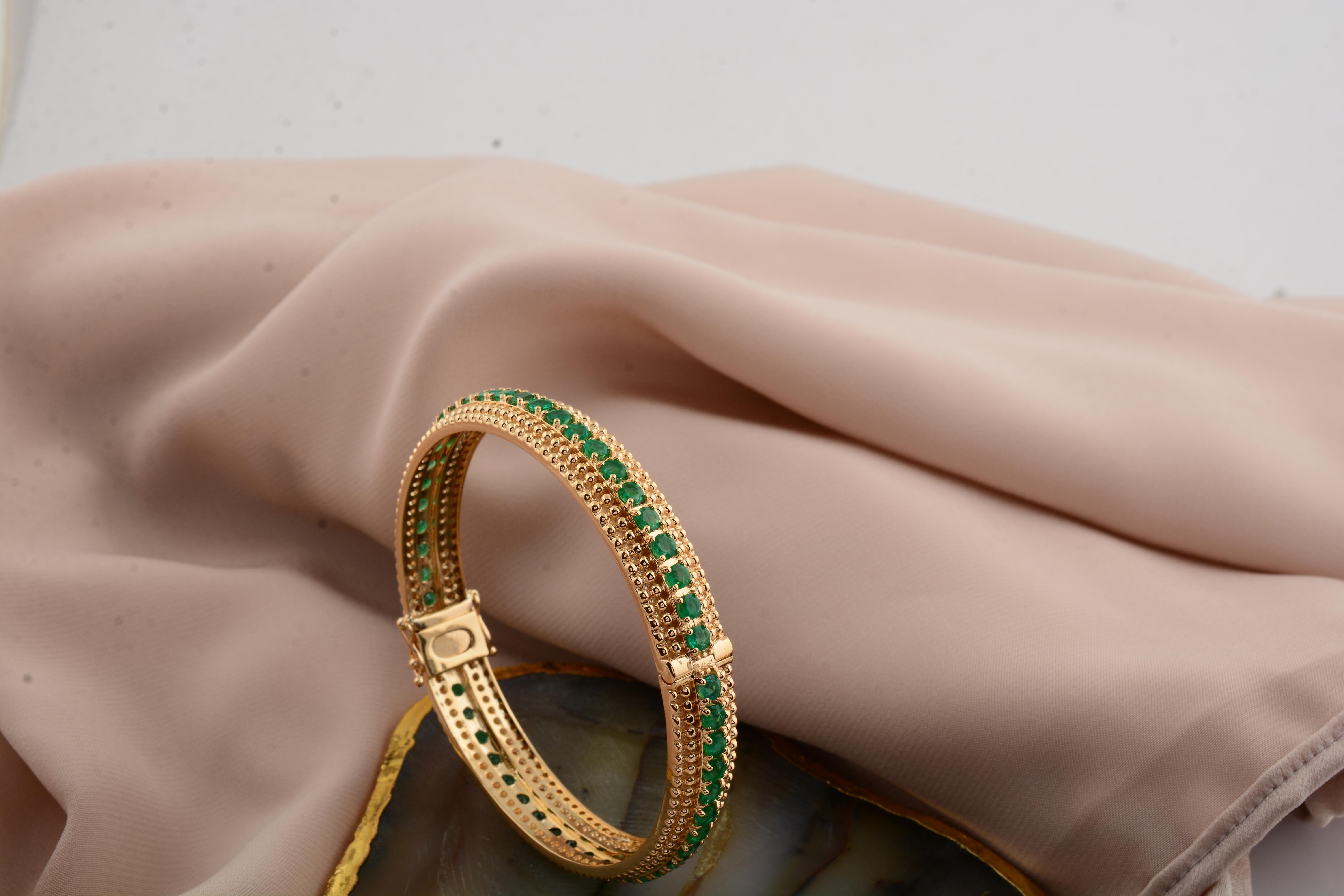 Contemporary Handmade Milgrain Edged Emerald Bangle 6.75 Carat 14 Karat Yellow Gold Jewelry For Sale