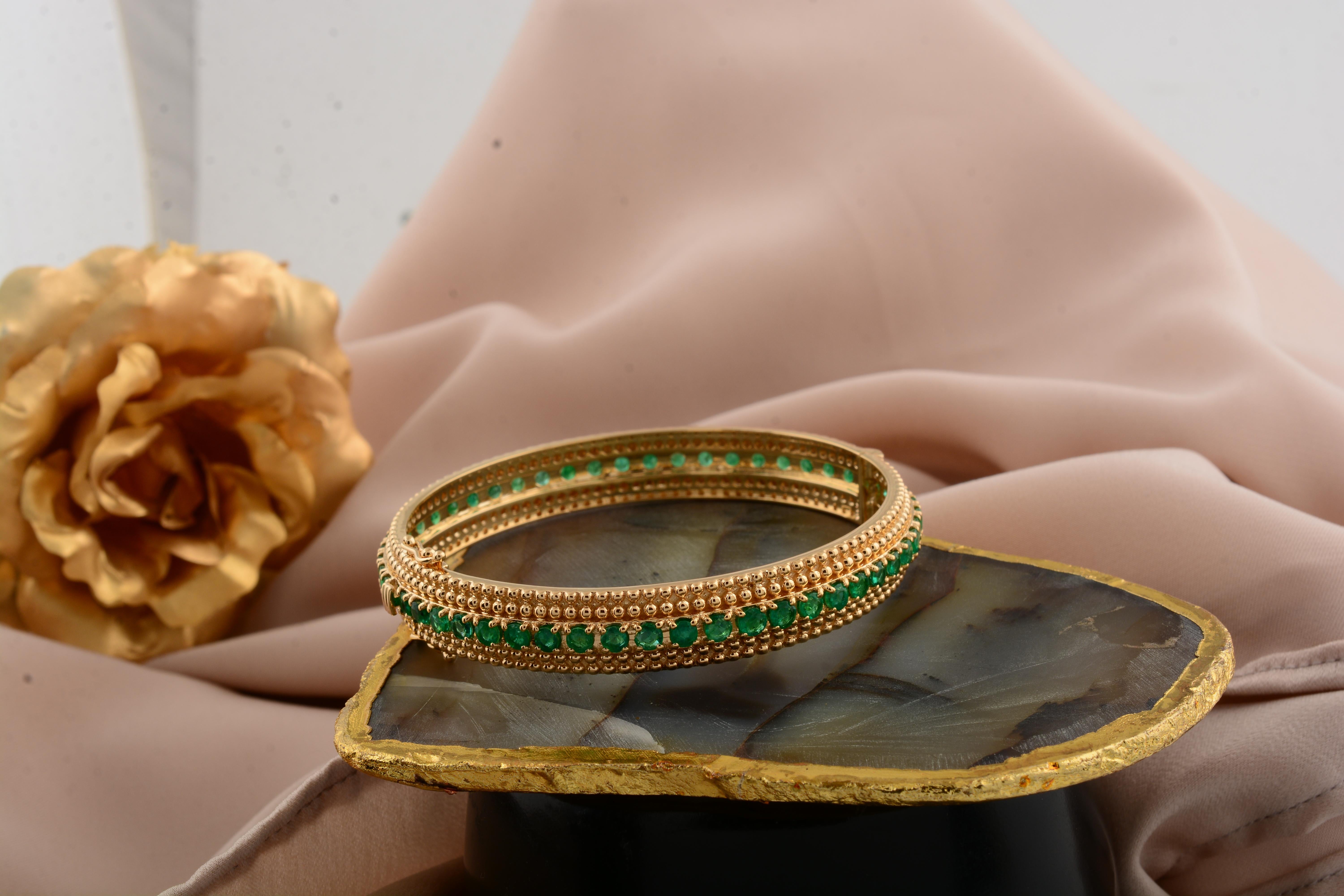 Handmade Milgrain Edged Emerald Bangle 6.75 Carat 14 Karat Yellow Gold Jewelry In New Condition For Sale In Diera, Dubai