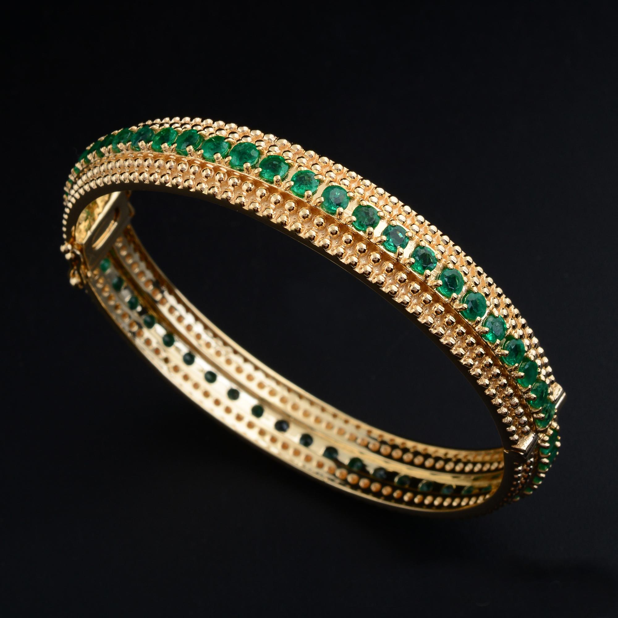 Bracelet jonc fait main en or jaune 18 carats avec pierres précieuses et émeraudes de 6,7 carats en vente 1