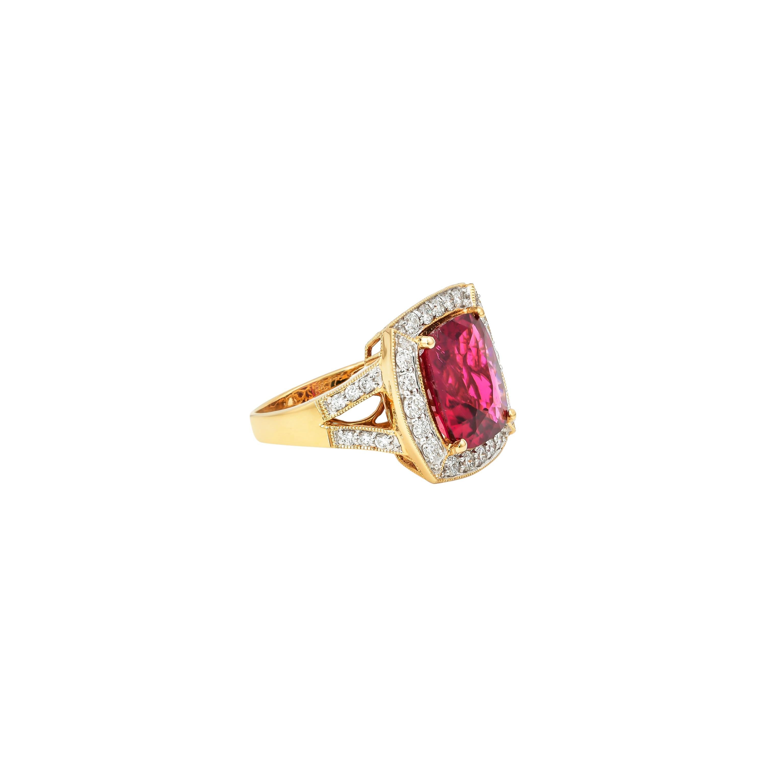 6,7 Karat Rubelit-Turmalin-Ring mit Diamant in 18 Karat Gelbgold (Zeitgenössisch) im Angebot
