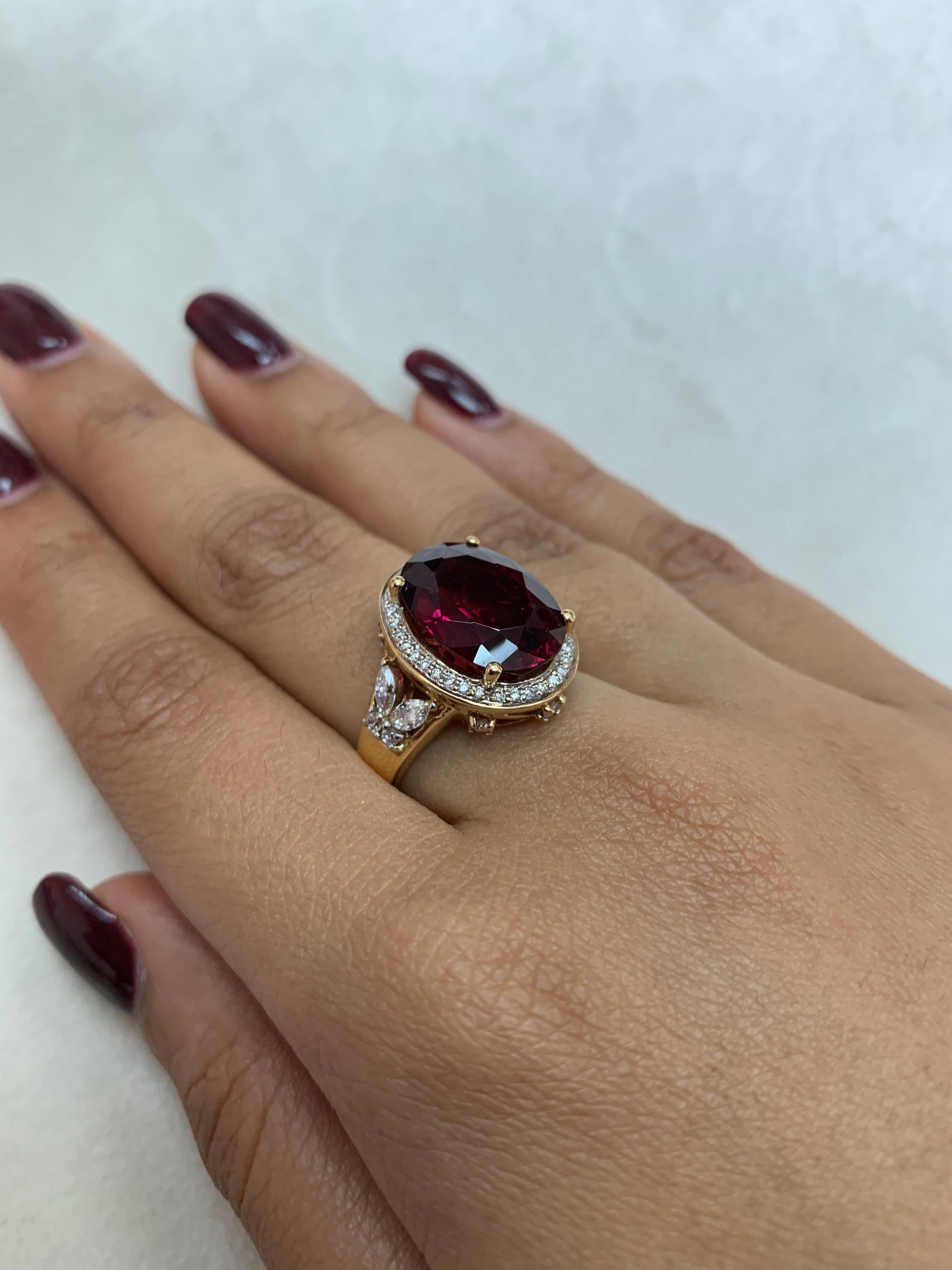 6,7 Karat Rubelit-Turmalin-Ring mit Diamant in 18 Karat Gelbgold Damen im Angebot