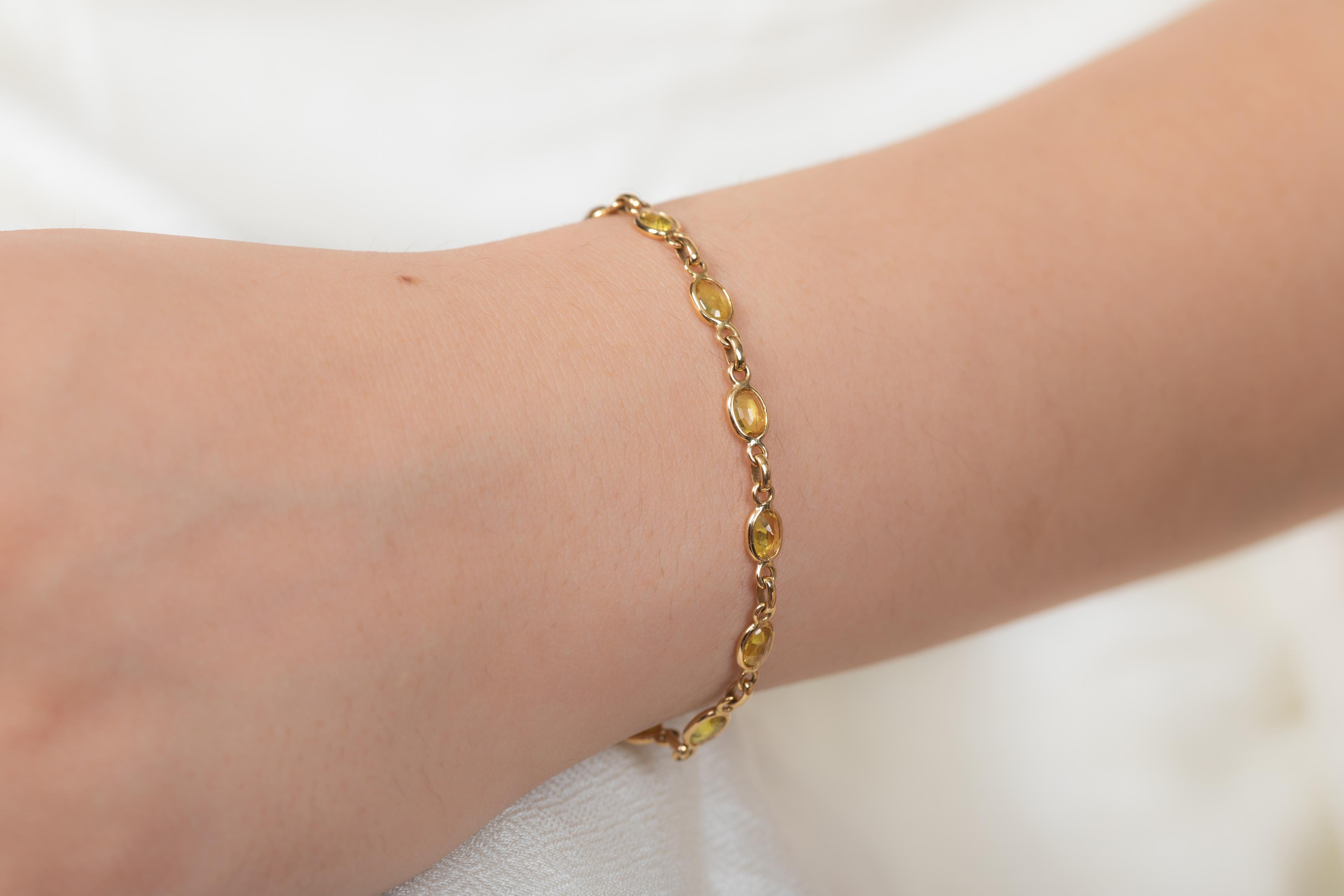 Ce bracelet en or jaune massif 18 carats pour femmes est composé de saphirs naturels étincelants, d'un poids de 6,7 carats. Il mesure 7.25 pouces de long. 
Le saphir stimule la concentration et réduit le stress.
Conçue avec un saphir ovale parfait
