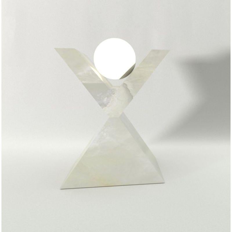 67, Stehleuchte, weißer Onyx von Sissy Daniele
Abmessungen: B60 x T50 x H72 cm
MATERIALIEN: weißer Onyx, Glas

Alle unsere Lampen können je nach Land verkabelt werden. Wenn es in die USA verkauft wird, wird es zum Beispiel für die USA