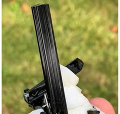 67 grammi di misterioso cristallo di tormalina nera Schorl su albite dal Pakistan