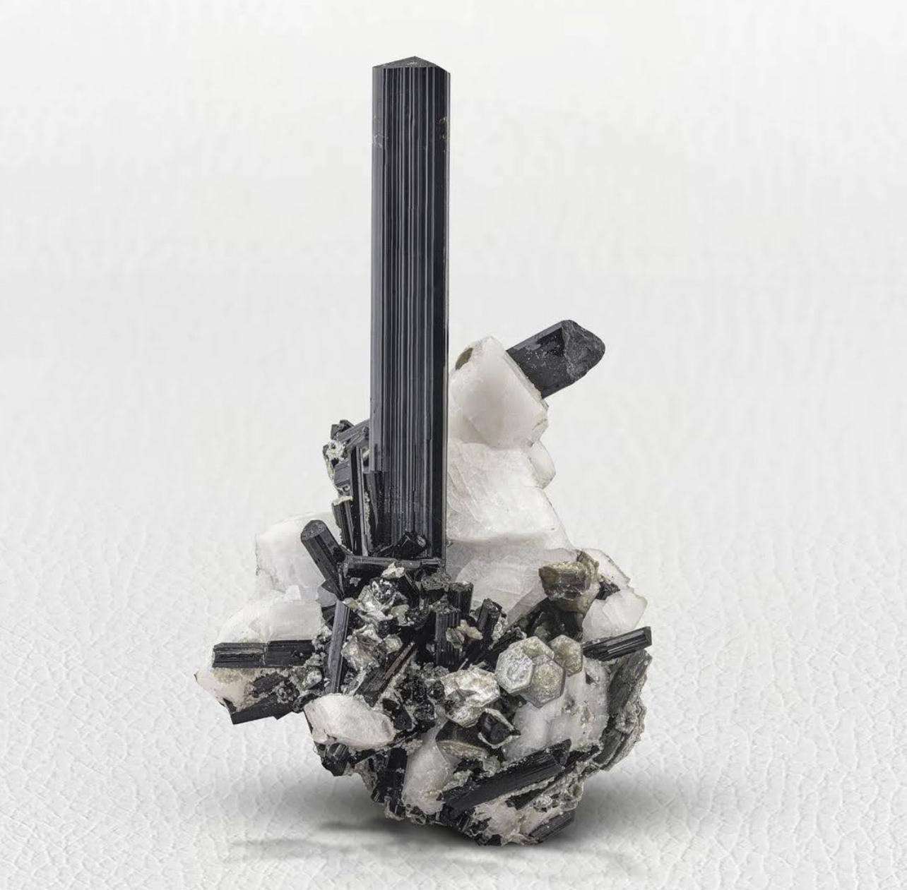 67 Grams Lusterious Schorl Black Tourmaline Crystal On Albite From Pakistan In Excellent Condition For Sale In Peshawar, PK