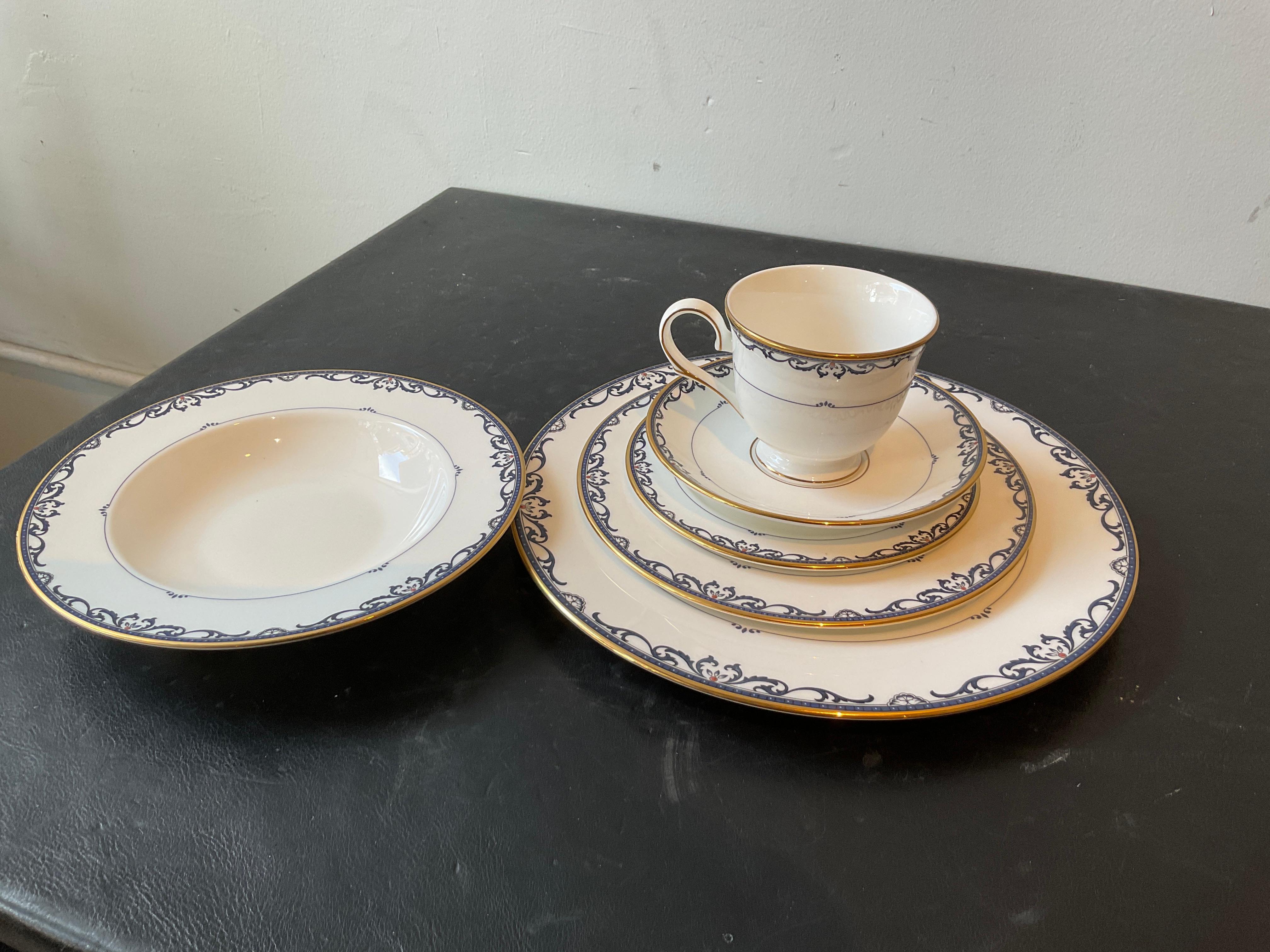 XXIe siècle et contemporain Service de vaisselle Lenox Royal Scoll 67 Pieces en vente