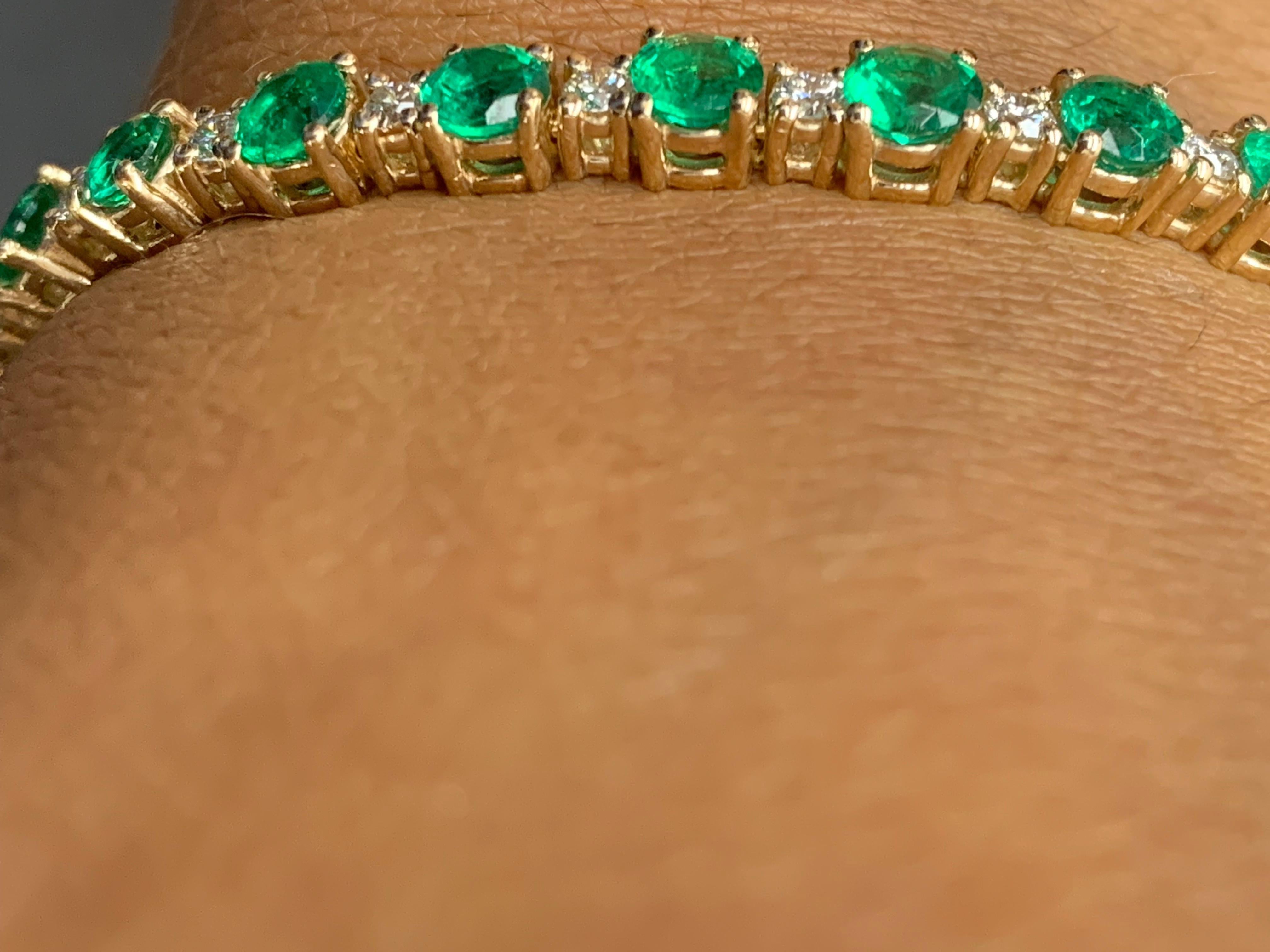 Contemporary 6.70 Carat Alternating Emerald and Diamond Tennis Bracelet in 14K Yellow Gold For Sale