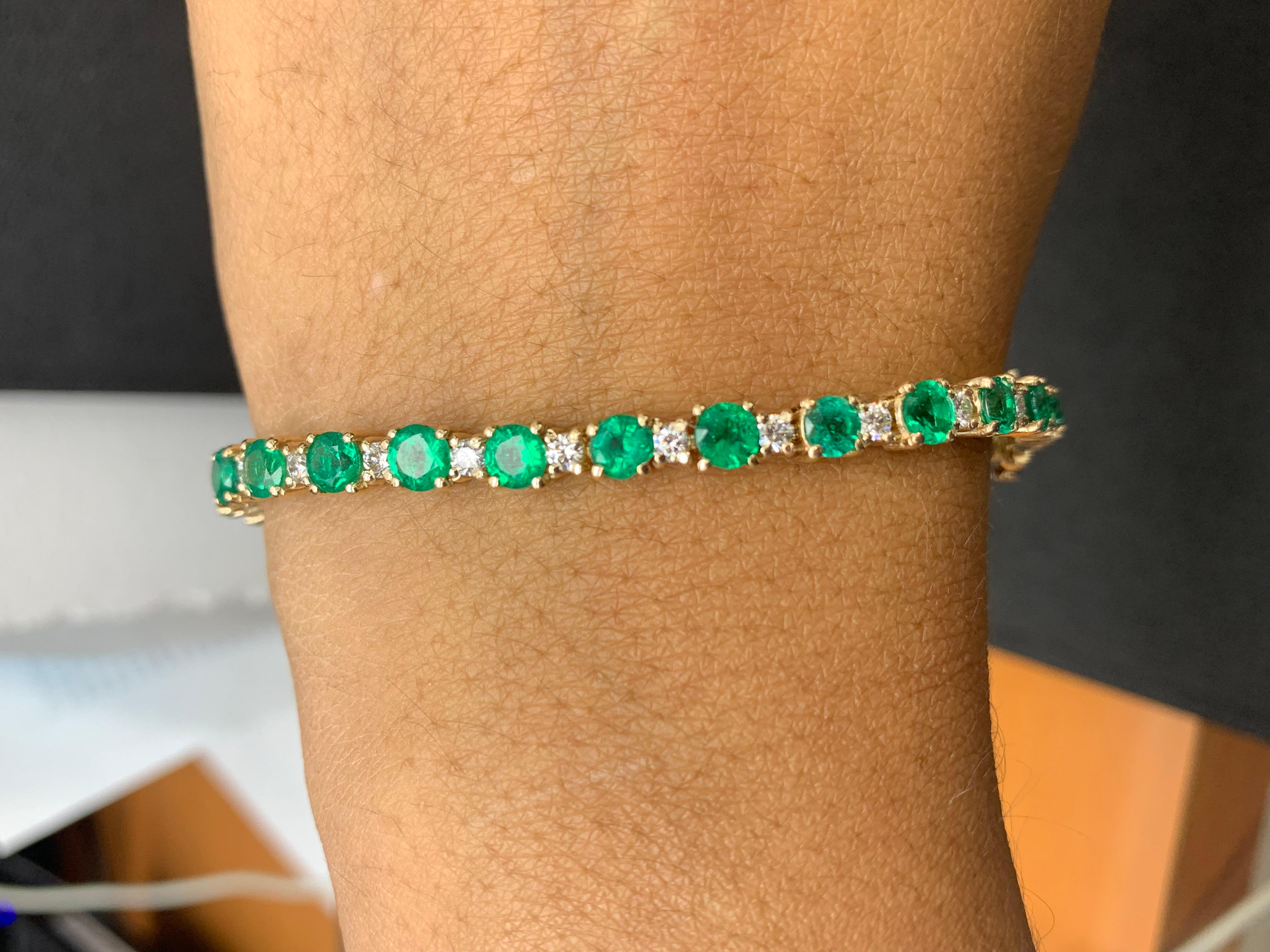 6.70 Carat Alternating Emerald and Diamond Tennis Bracelet in 14K Yellow Gold In New Condition For Sale In NEW YORK, NY