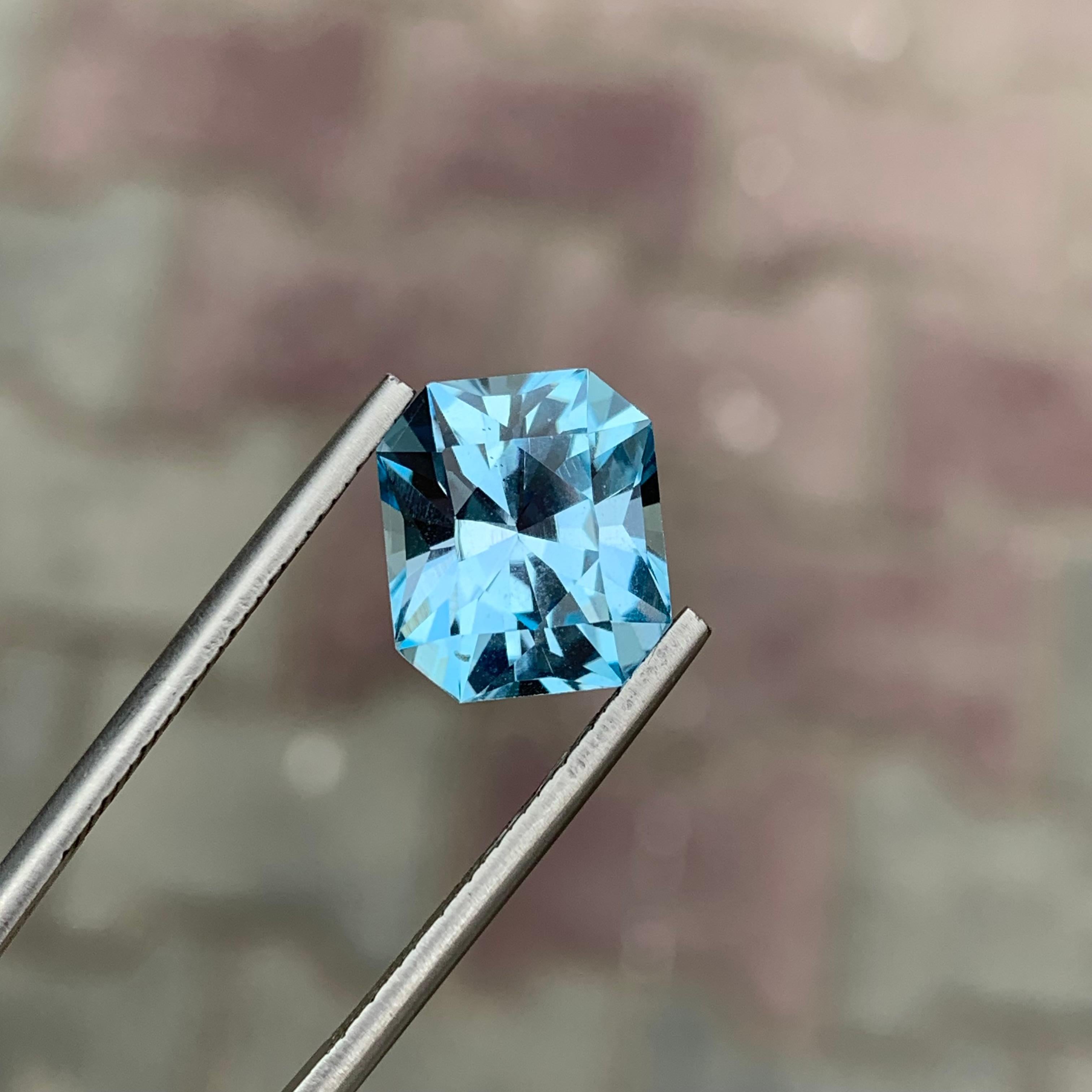 Arts and Crafts Magnifique topaze bleue non sertie de 6,70 carats, de taille fantaisie, provenant d'une mine brésilienne en vente