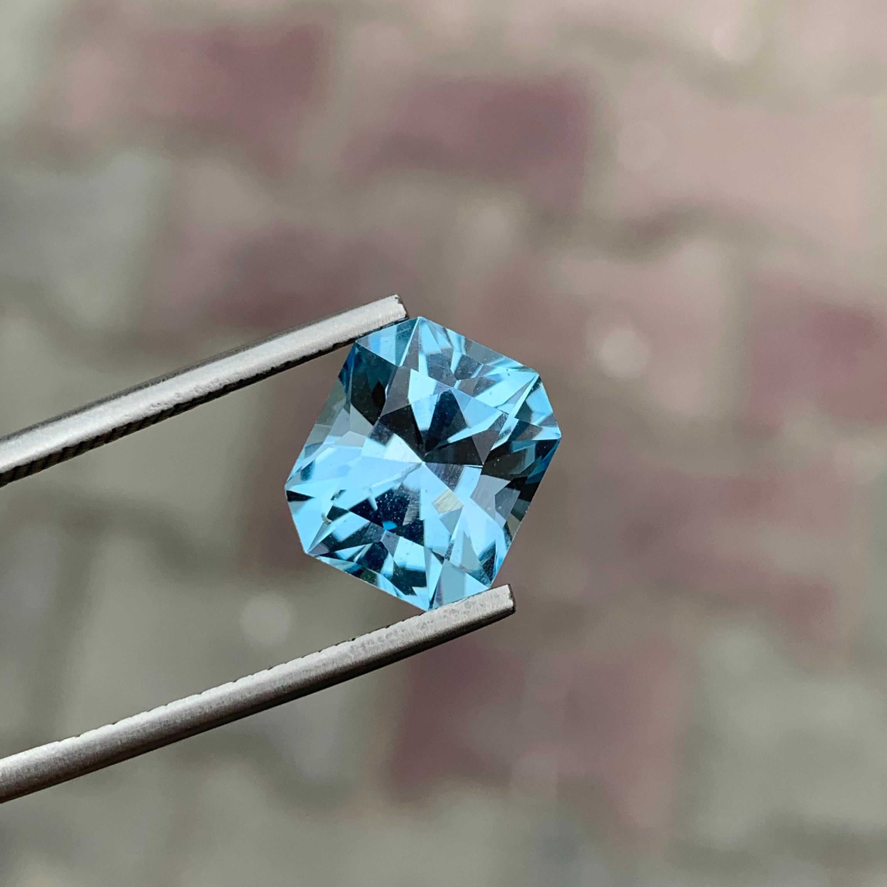 Taille octogone Magnifique topaze bleue non sertie de 6,70 carats, de taille fantaisie, provenant d'une mine brésilienne en vente