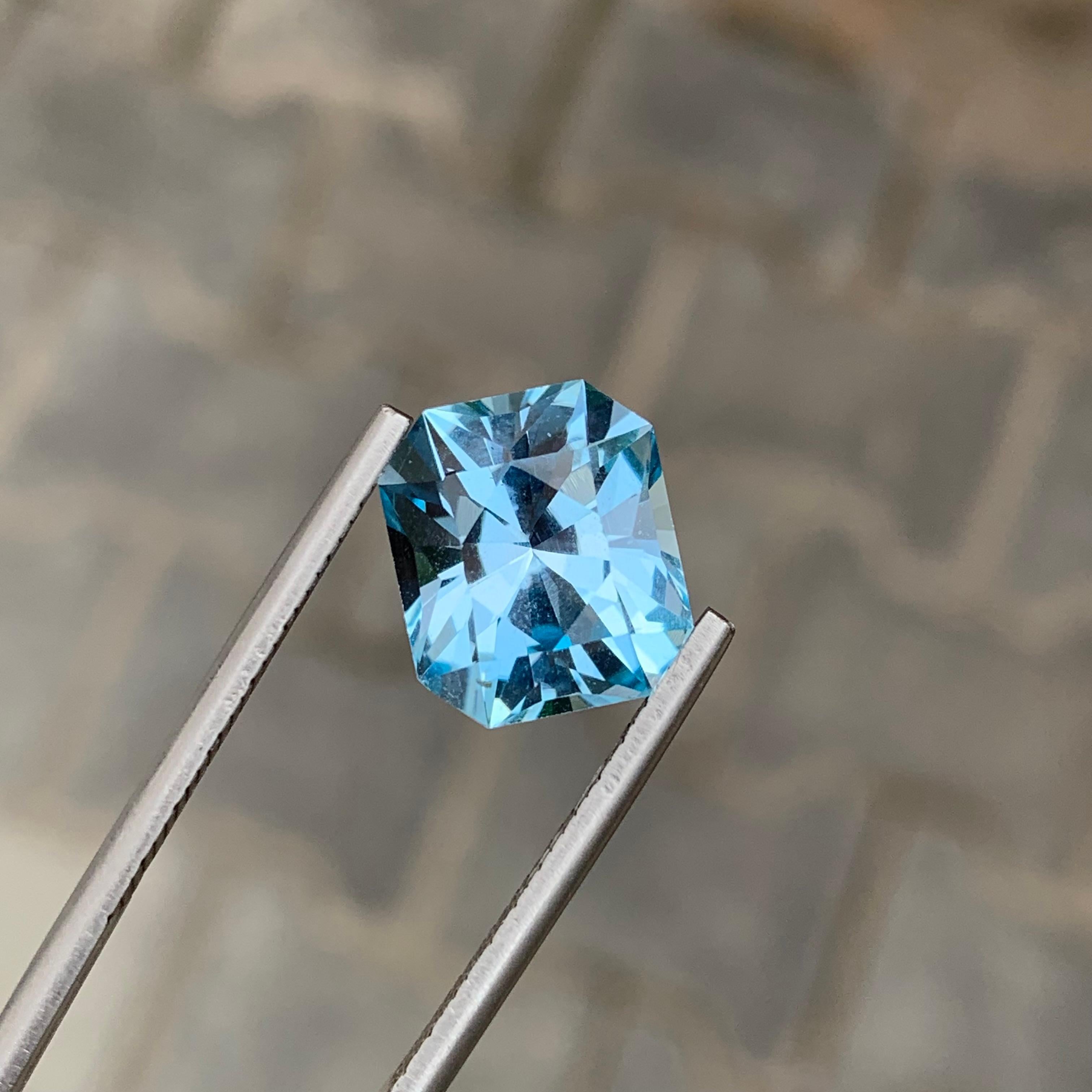 Magnifique topaze bleue non sertie de 6,70 carats, de taille fantaisie, provenant d'une mine brésilienne Unisexe en vente