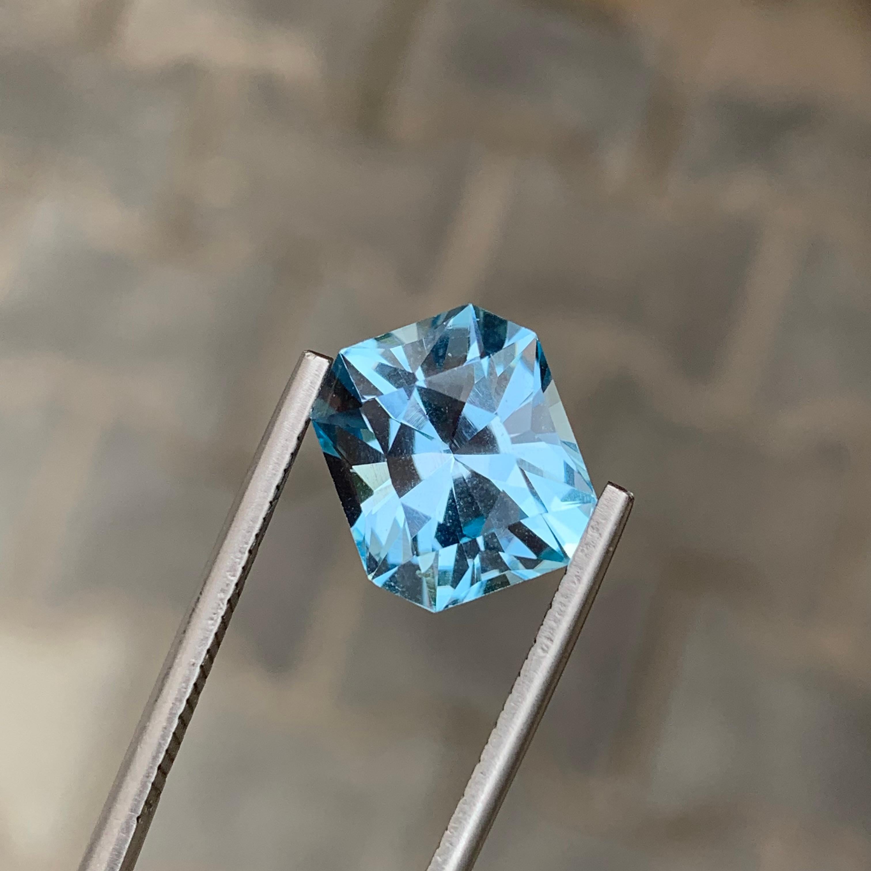 Magnifique topaze bleue non sertie de 6,70 carats, de taille fantaisie, provenant d'une mine brésilienne en vente 1
