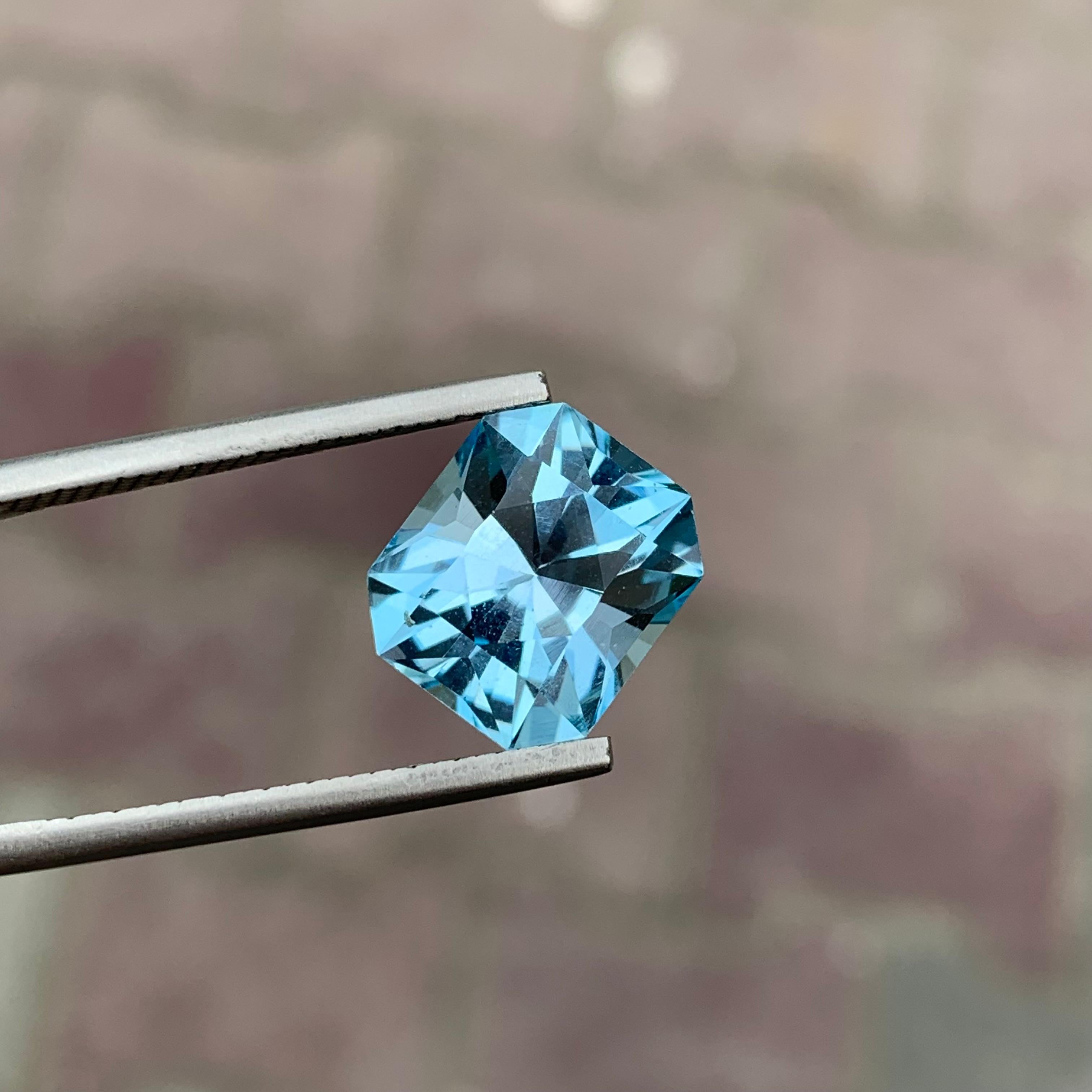 Magnifique topaze bleue non sertie de 6,70 carats, de taille fantaisie, provenant d'une mine brésilienne en vente 2